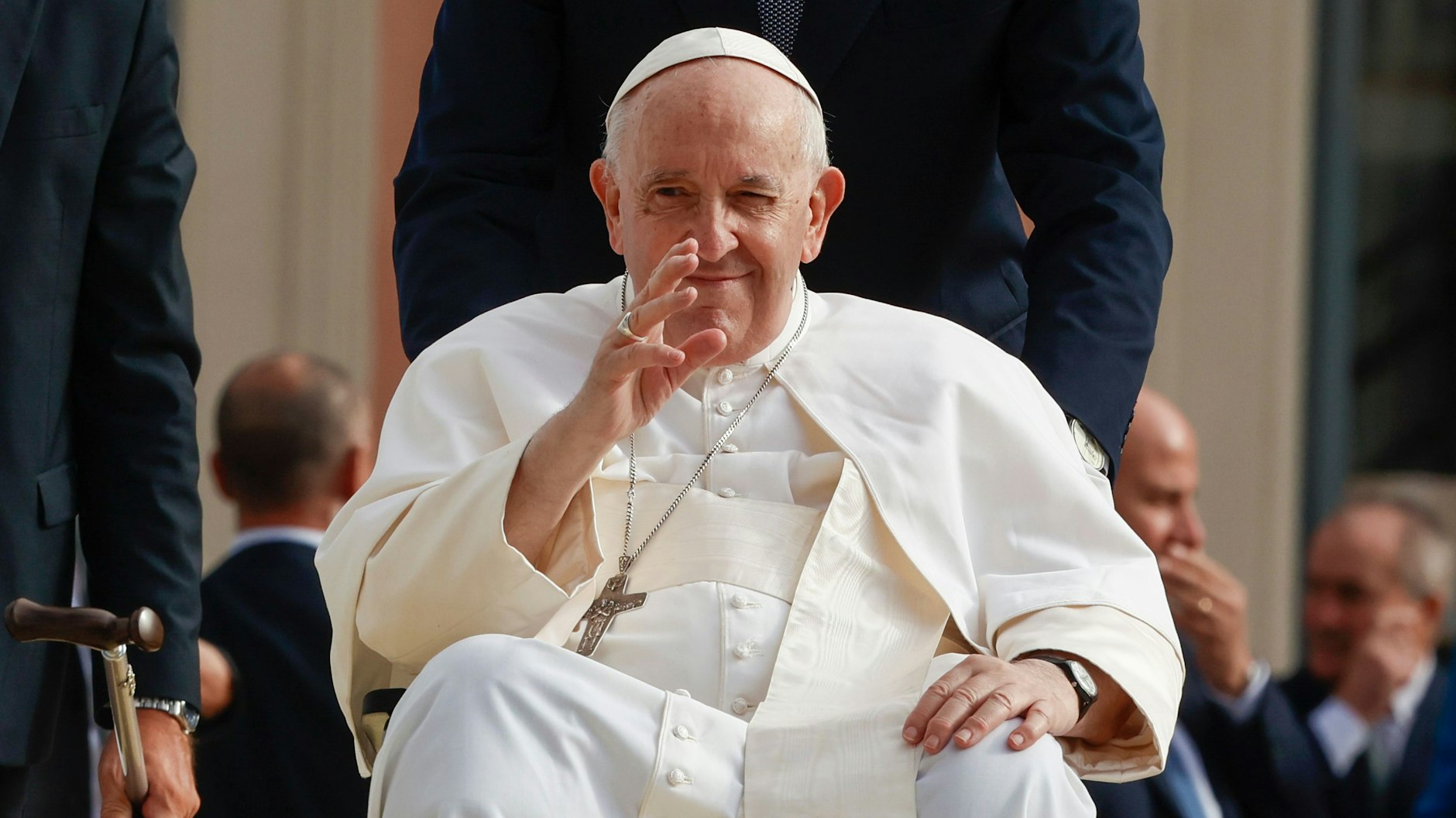 Im Rollstuhl kam Papst Franziskus nach L’Aquila, heizte Gerüchte über einen bevorstehenden Rücktritt an.