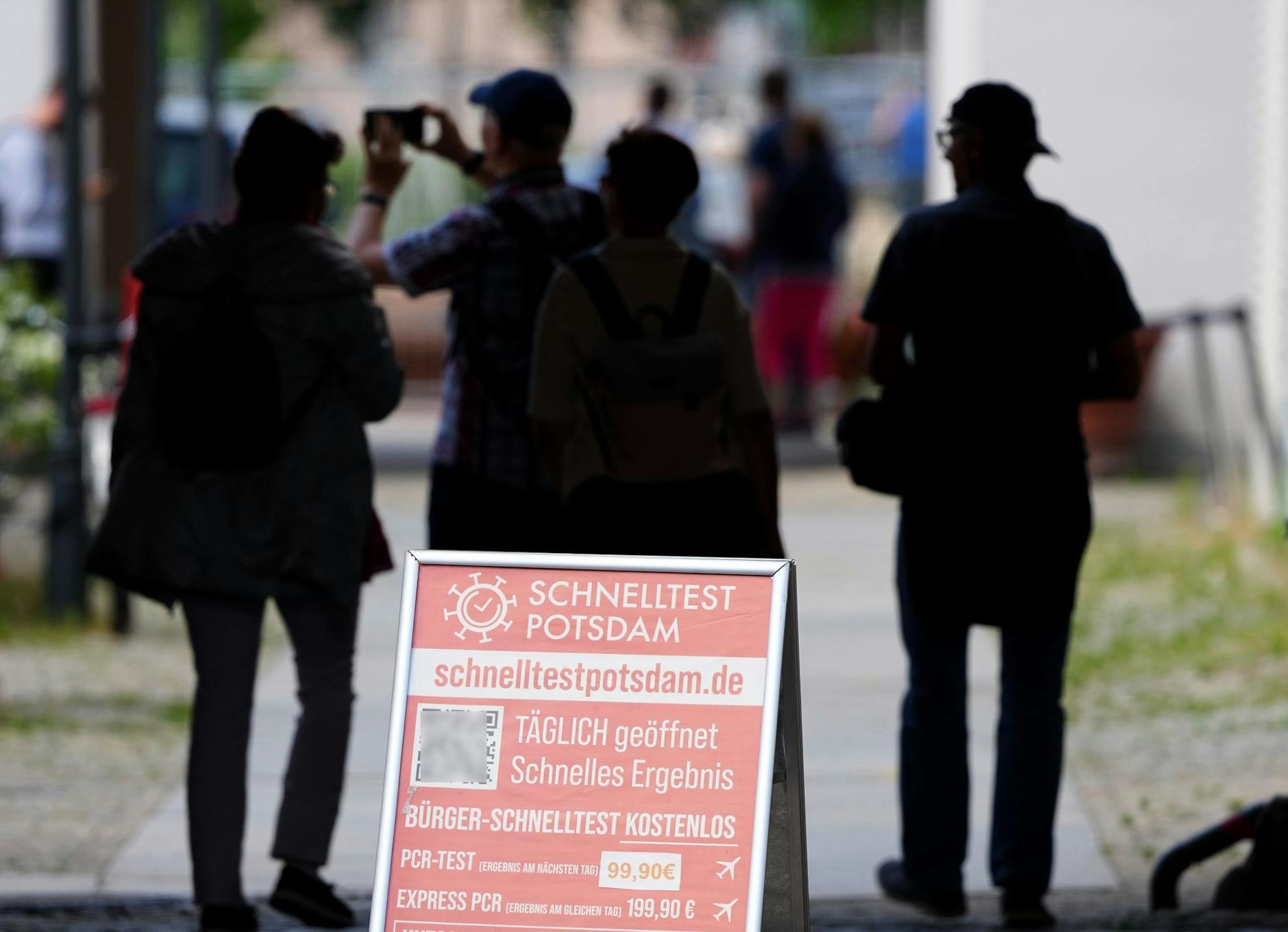 ARCHIV - Ein Aufsteller wirbt für kostenlose Corona-Schnelltests.