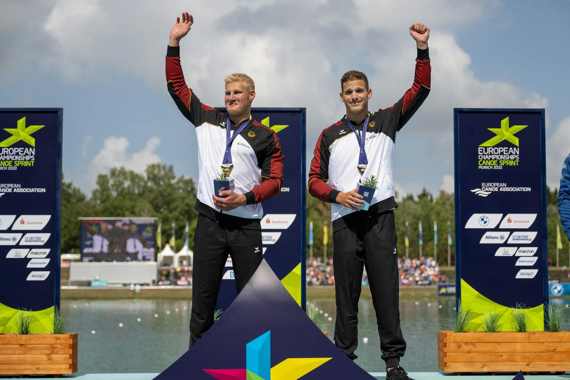 Martin Hiller (l) und Tamas Grossmann freuen sich über EM-Gold im Kajak-Zweier.