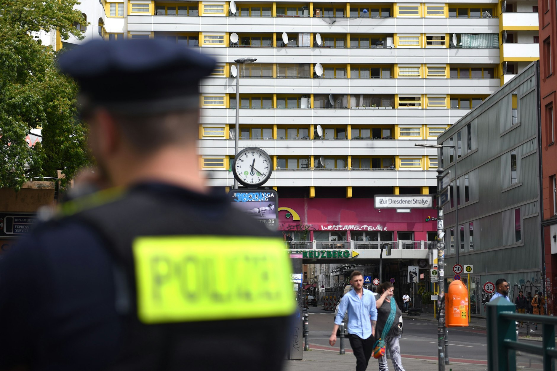 Die neue Polizeiwache soll in ein ehemaliges Wettbüro neben dem Café Kotti einziehen.