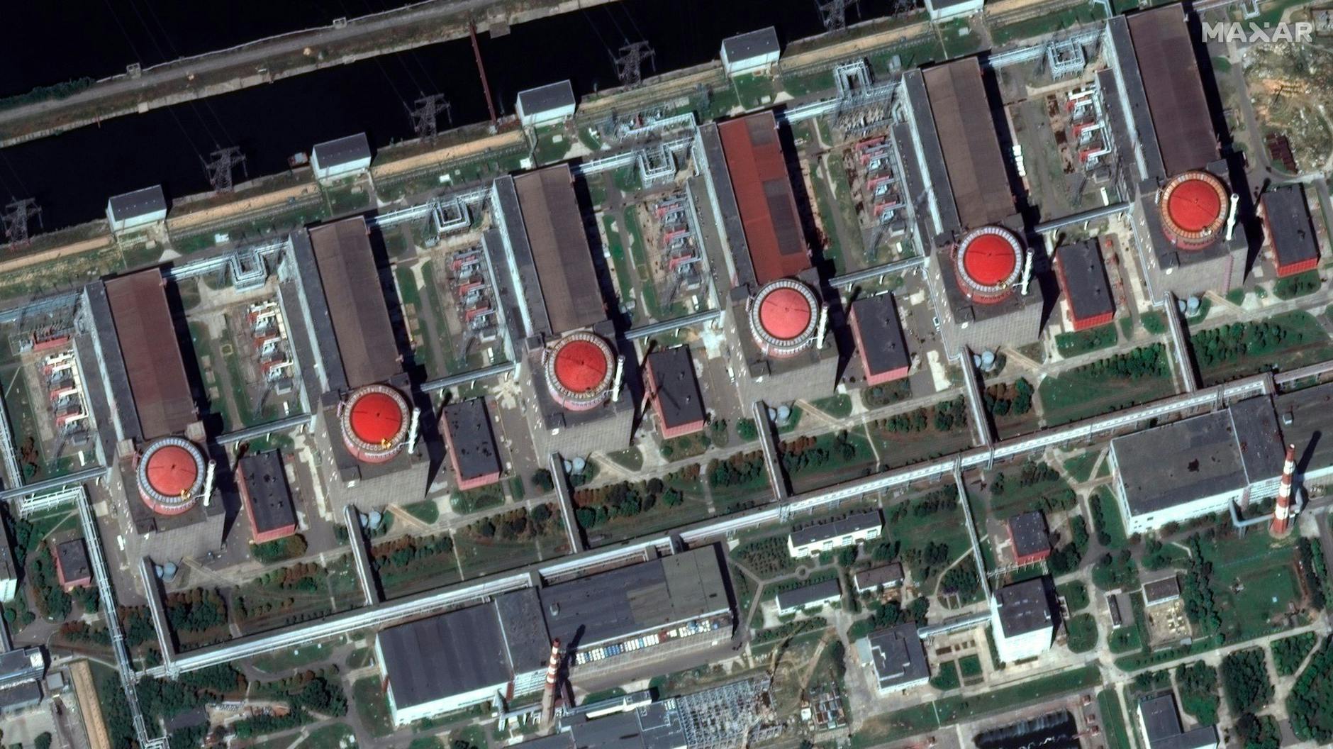 HANDOUT - Dieses von Maxar Technologies zur Verfügung gestellte Satellitenbild zeigt das Kernkraftwerk Saporischschja in der Ukraine.