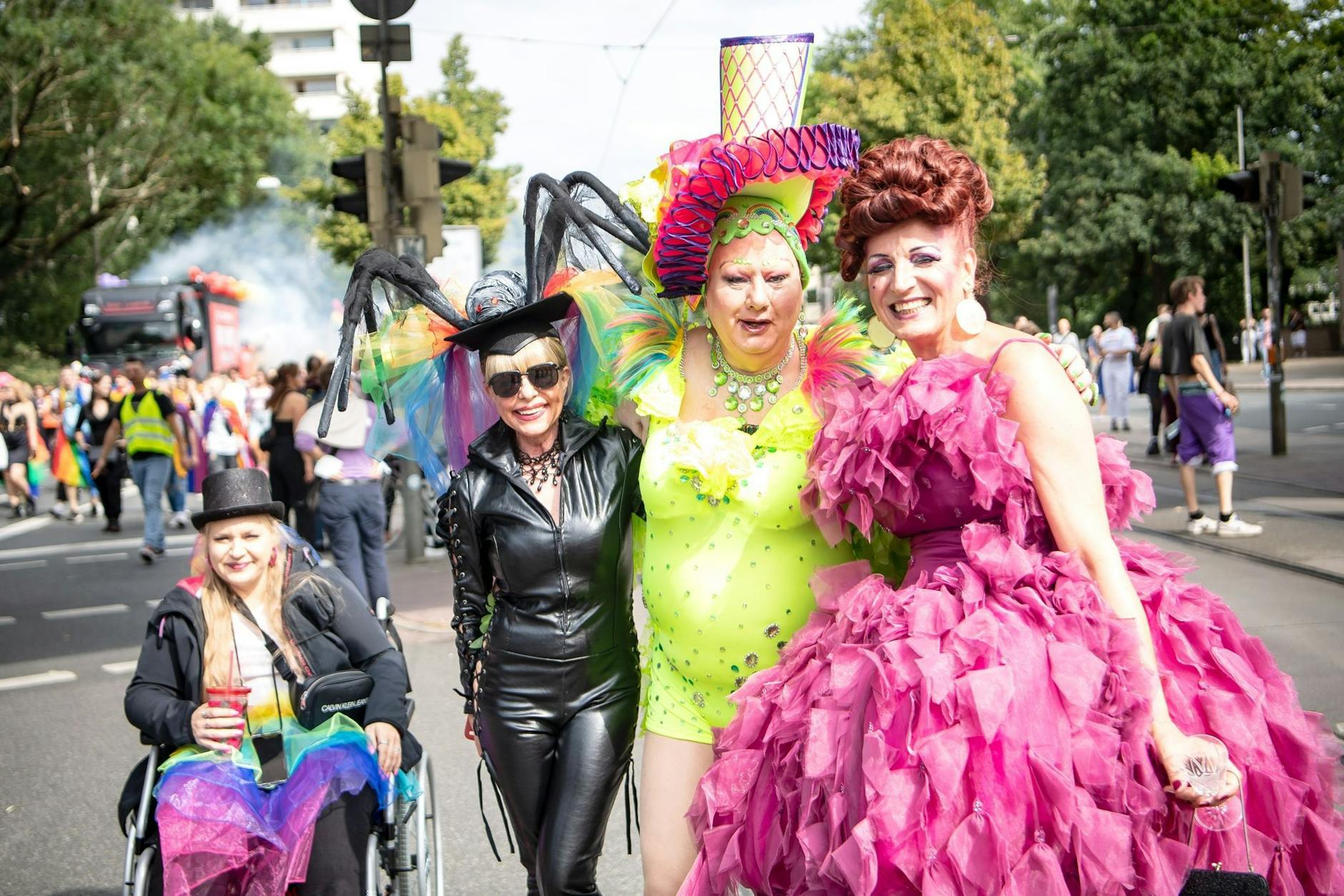 Menschen feiern bunt verkeidet beim beim Christopher Street Day (CSD) in der Innenstadt Bremens.