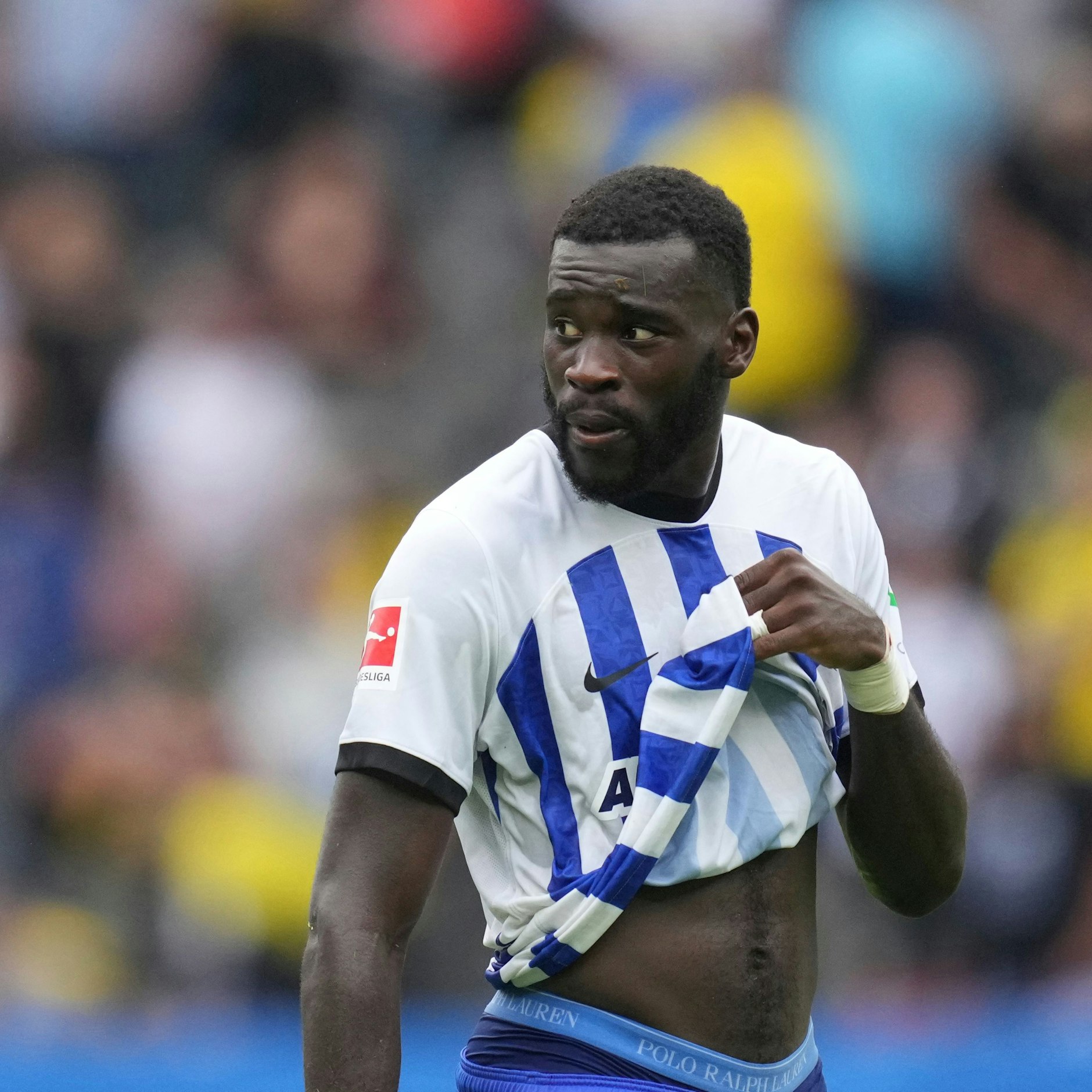 Ja, wo bleiben denn nun die Pässe und Flanken? Herthas Stürmer Wilfried Kanga schaute sich vergeblich um.