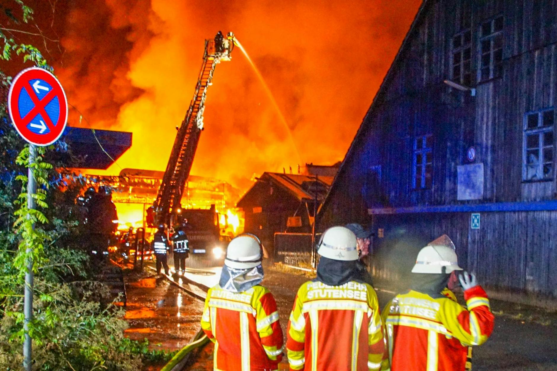 Großeinsatz in einer Lagerhalle in Weingarten: Feuerleute löschen nach einem Blitzeinschlag. dpa