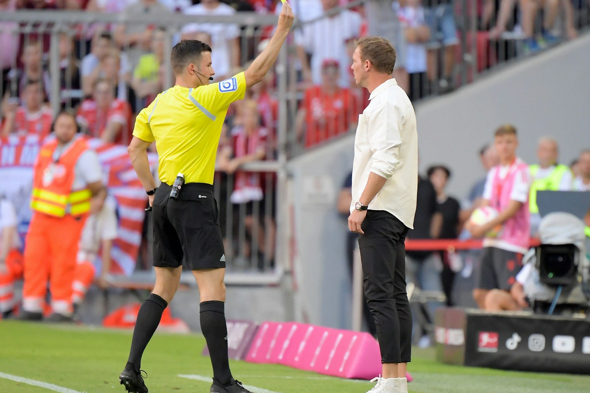 Bereits am zweiten Spieltag und dem 2:0-Sieg gegen den VfL Wolfsburg bekam Bayern-Trainer Julian Nagelsmann eine Gelbe Karte.