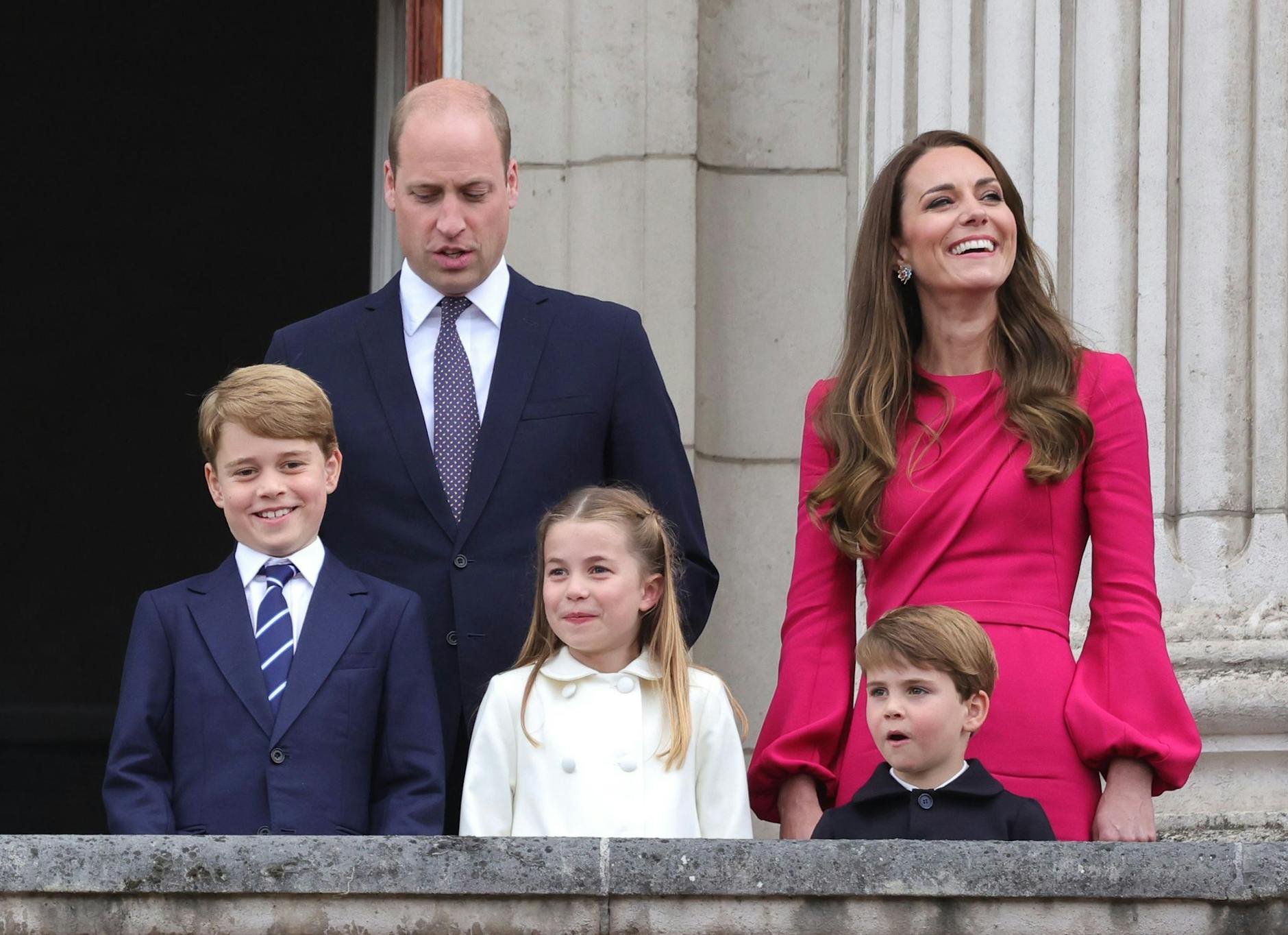 ARCHIV - Prinz George (l-r), Prinz William, Prinzessin Charlotte, Prinz Louis und Herzogin auf dem Balkon des Buckingham Palast.
