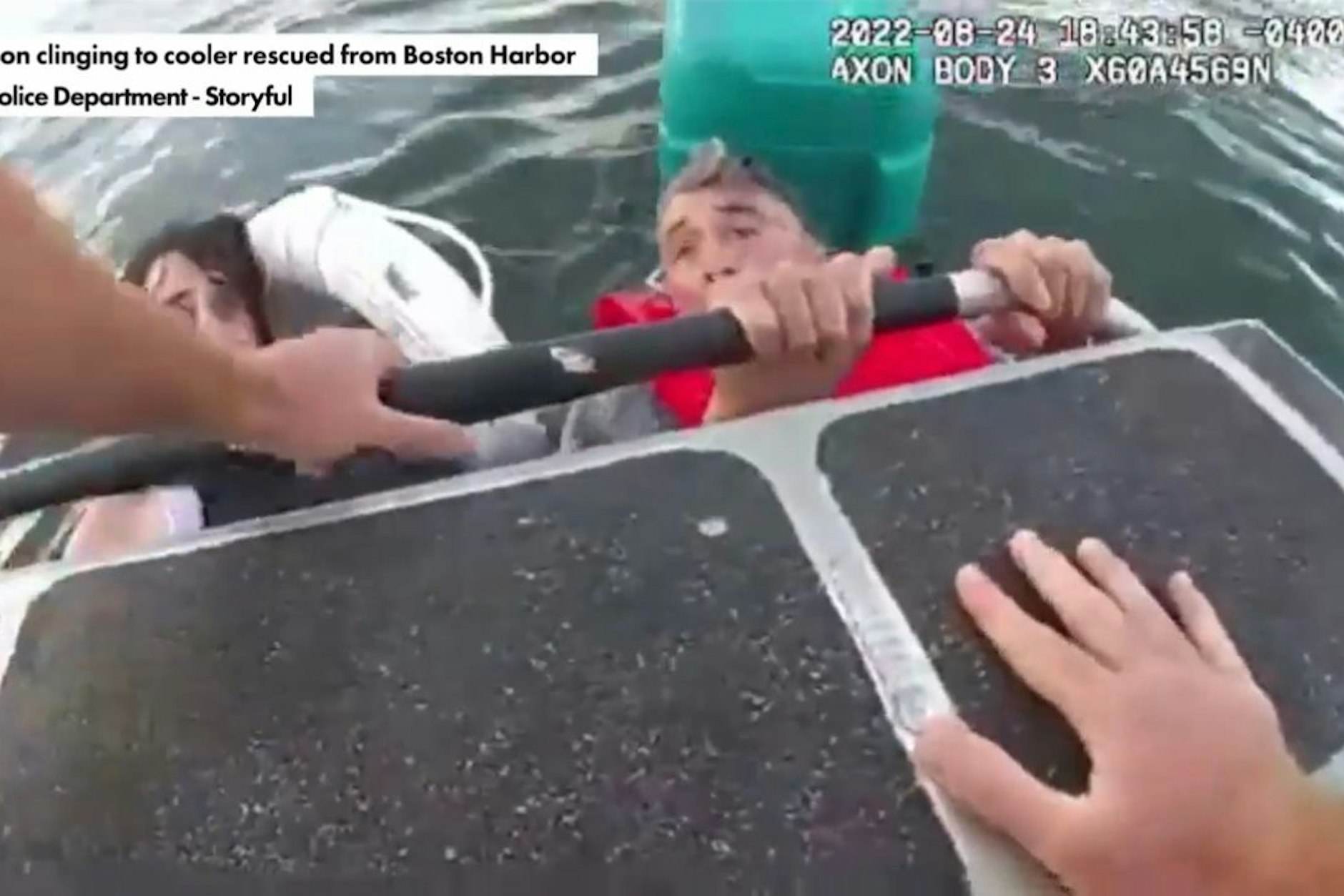 Das Boot der Fischer war gekentert, die Wasserschutzpolizei rettete sie – keine Minute zu früh.