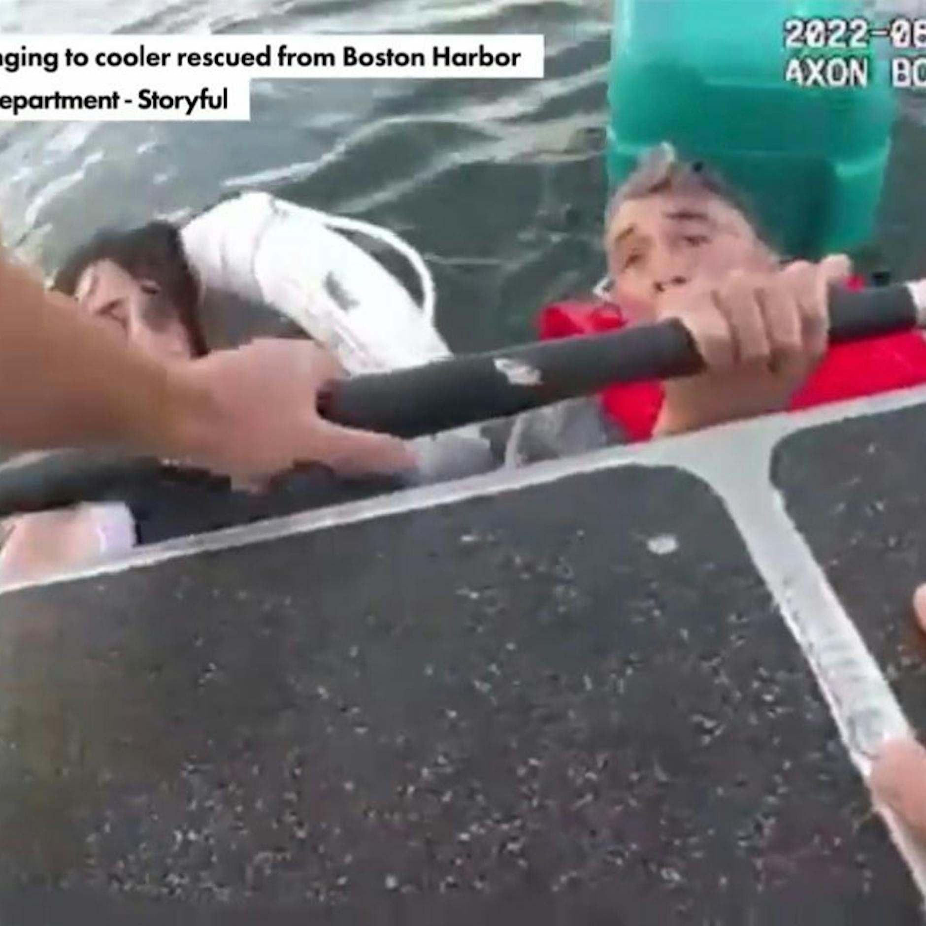 Mit Video: Zwei Fischer, Vater und Sohn, in letzter Minute aus Seenot gerettet. Sie klammerten sich an eine Kühlbox