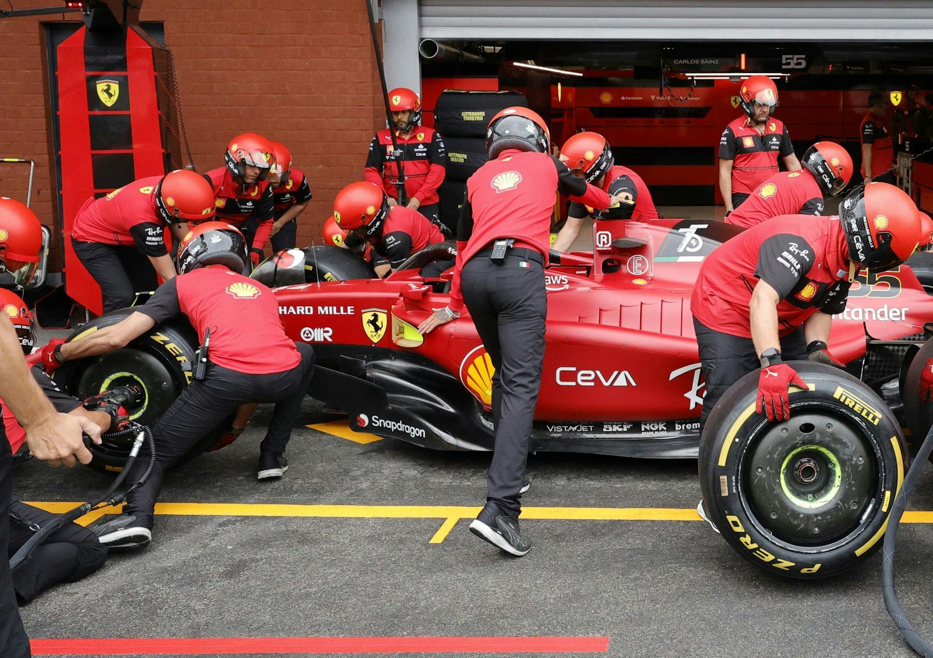 Die Boxencrew arbeitet am Auto des spanischen Ferrari-Piloten Carlos Sainz.