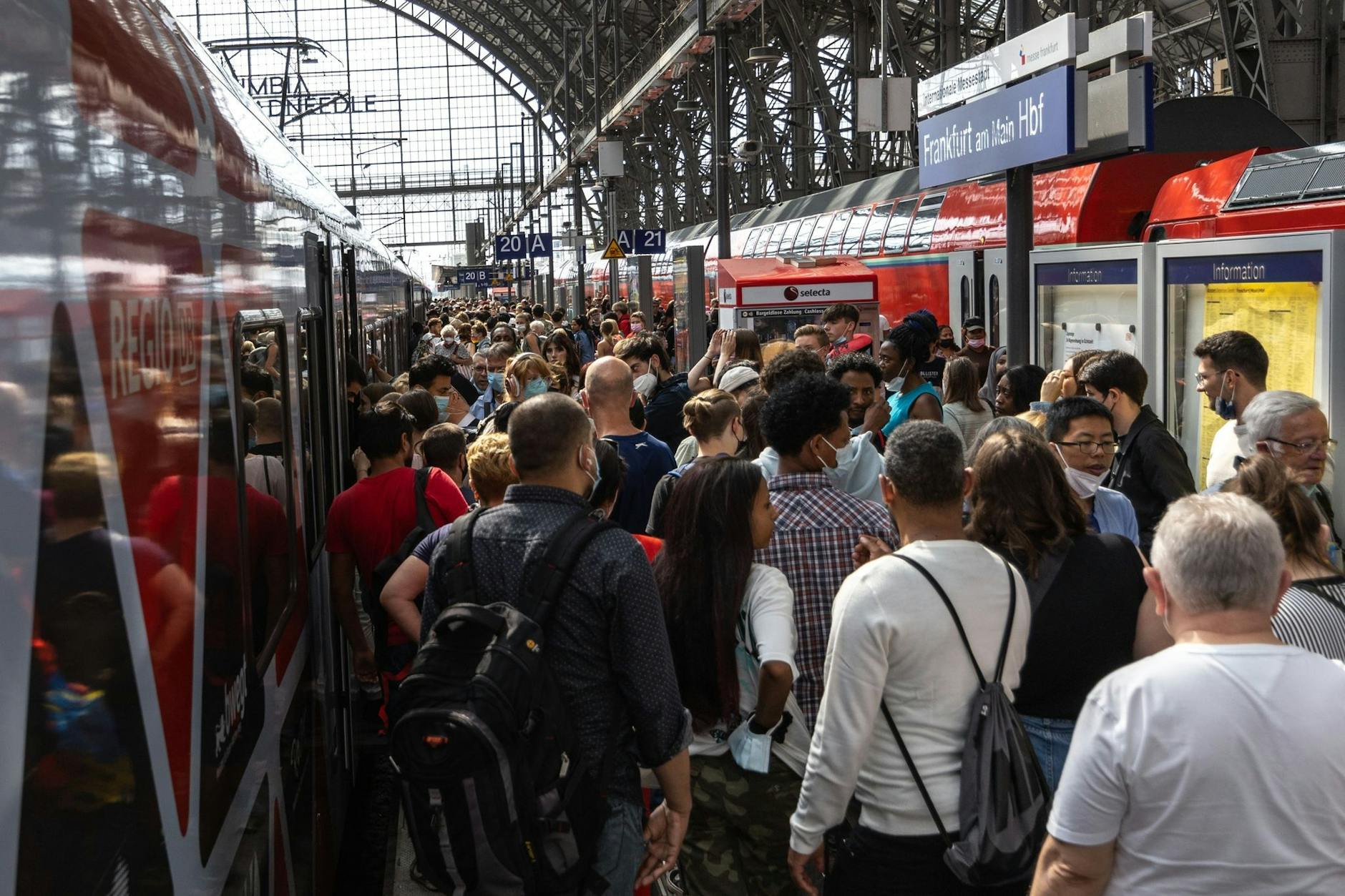 Bahnhof in Frankfurt am Main: Personen drängen sich auf dem Gleis. Mit dem 9-Euro-Ticket können seit Juni und noch bis Ende August alle Busse und Bahnen im Nah- und Regionalverkehr genutzt werden.