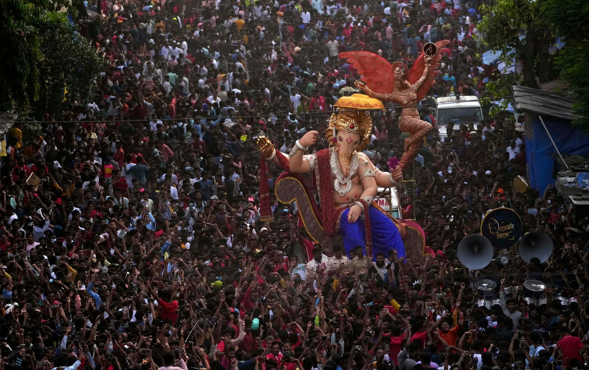 Gläubige nehmen an einer Prozession mit einem Idol von Lord Ganesha vor dem zehntägigen Fest Ganesh Chaturthi in Mumbai teil.