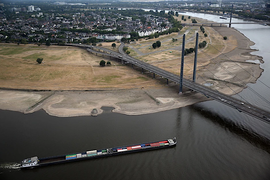 Wegen der anhaltenden Trockenheit hat der Rheinpegel einen Tiefstand erreicht. Hier die Rheinkniebrücke in Düsseldorf.