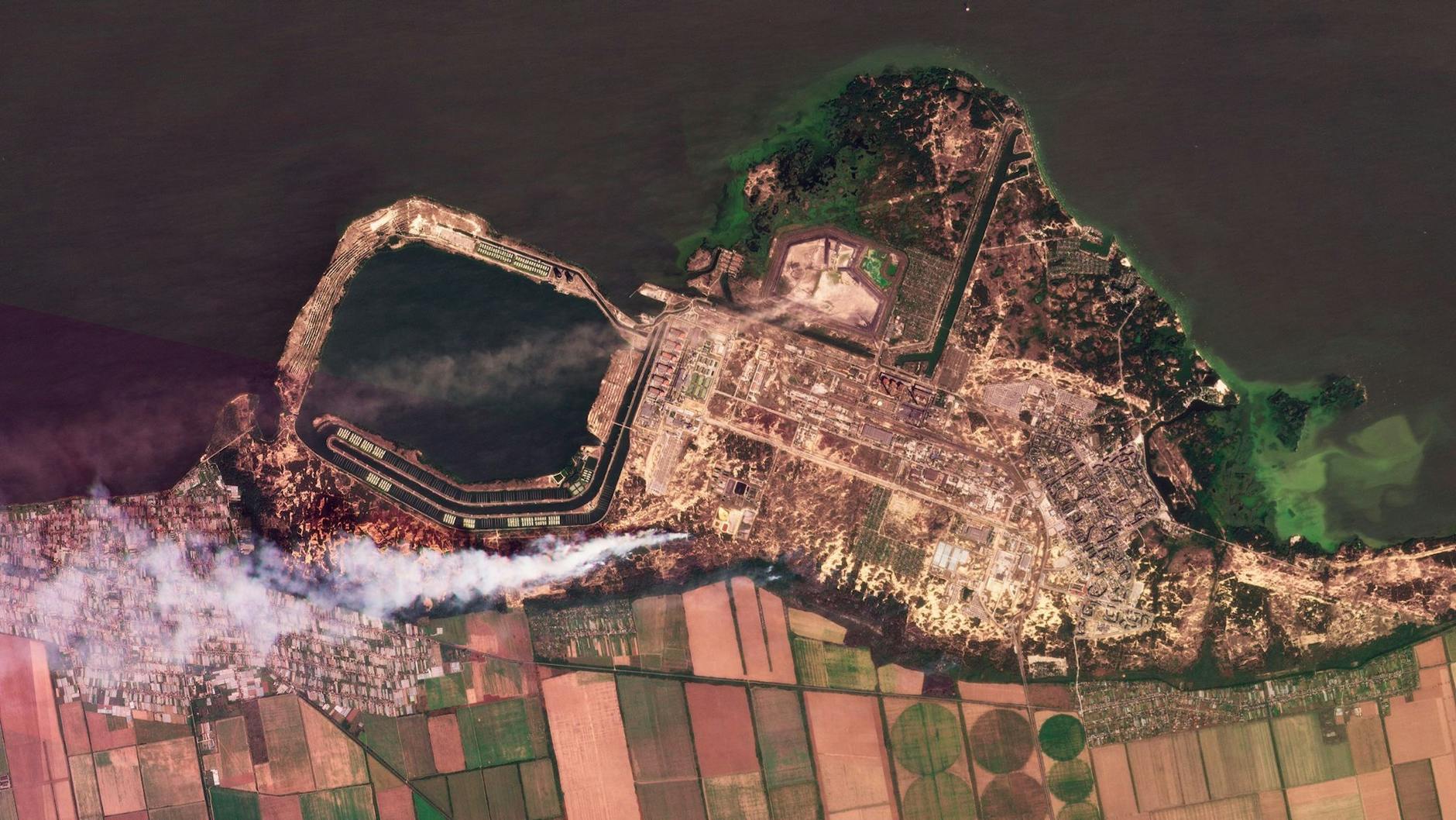 HANDOUT - Satellitenbilder von Planet Labs PBC zeigen Rauch, der von Bränden im Kernkraftwerk Saporischschja aufsteigt. AP/dpa