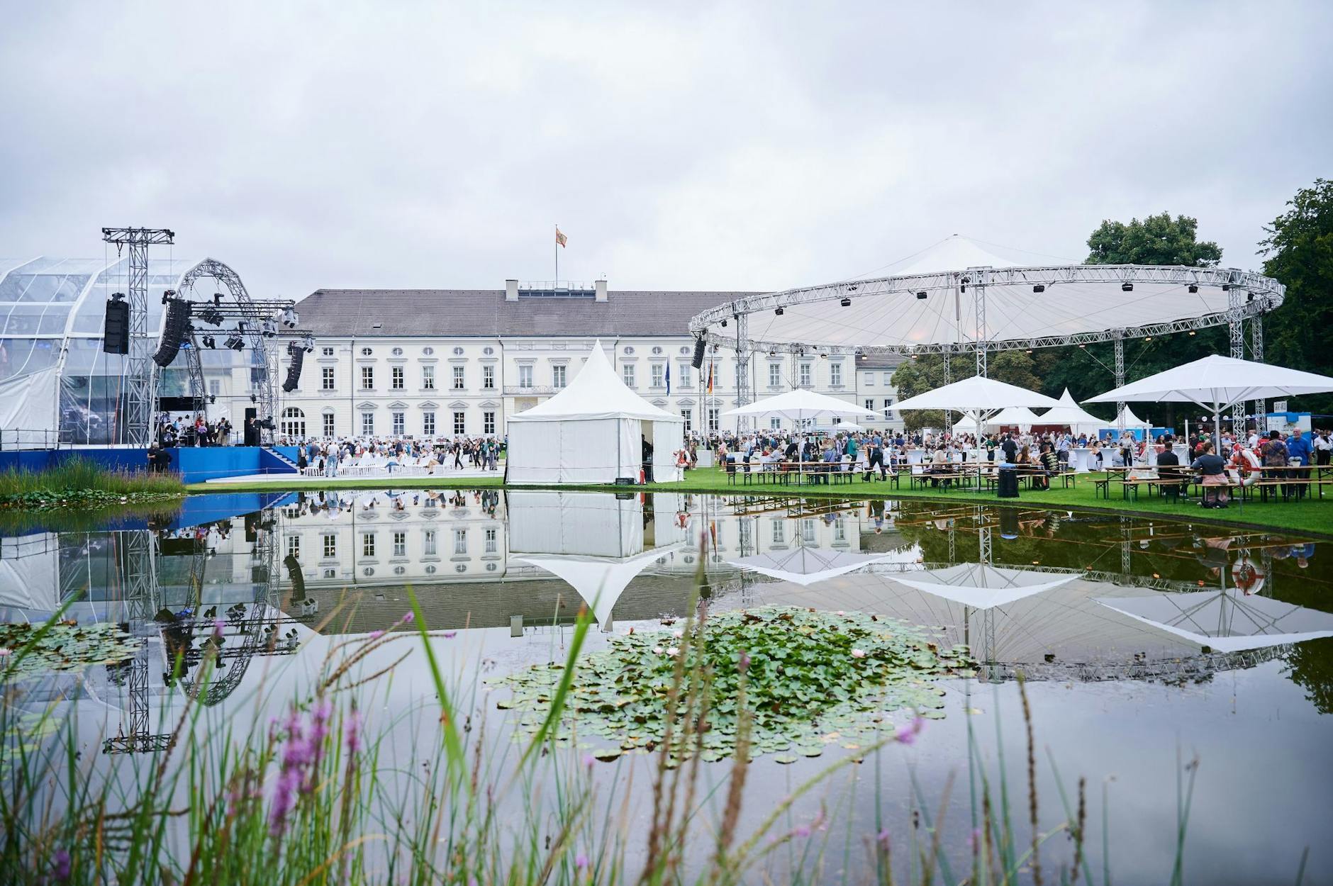 Zelte spiegeln sich im Wasser des Parks im Schloss Bellevue. Im Mittelpunkt des Bürgerfestes am Tag des offenen Schlosses steht die Bedeutung bürgerschaftlichen Engagements für eine starke Zivilgesellschaft. Unter dem Motto "Engagement: Ehrensache!" möchte der Bundespräsident besonders den ehrenamtlichen Einsatz junger Menschen würdigen.