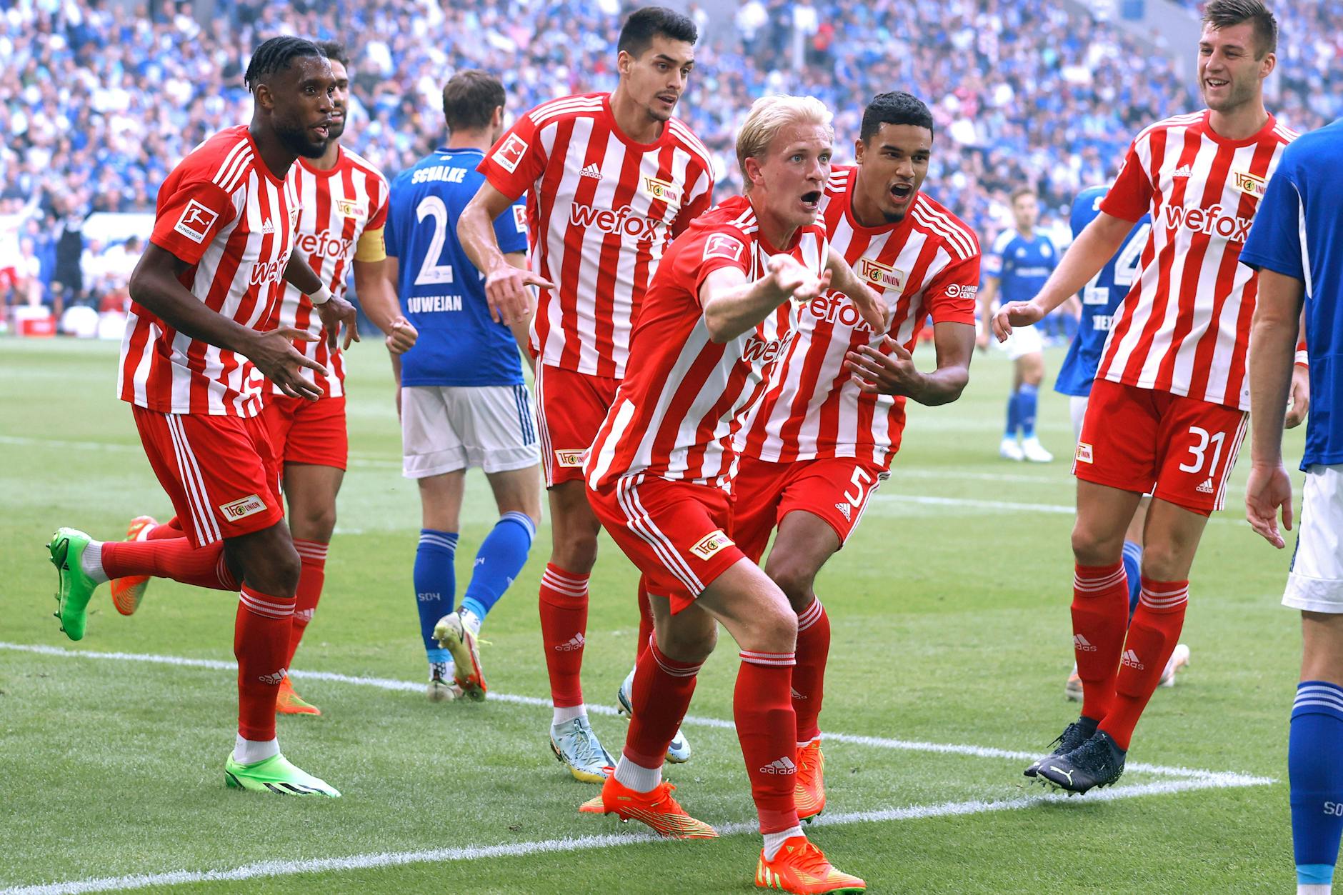 Neuzugang Morten Thorsby feiert mit den Kollegen seinen Premierentreffer auf Schalke. 