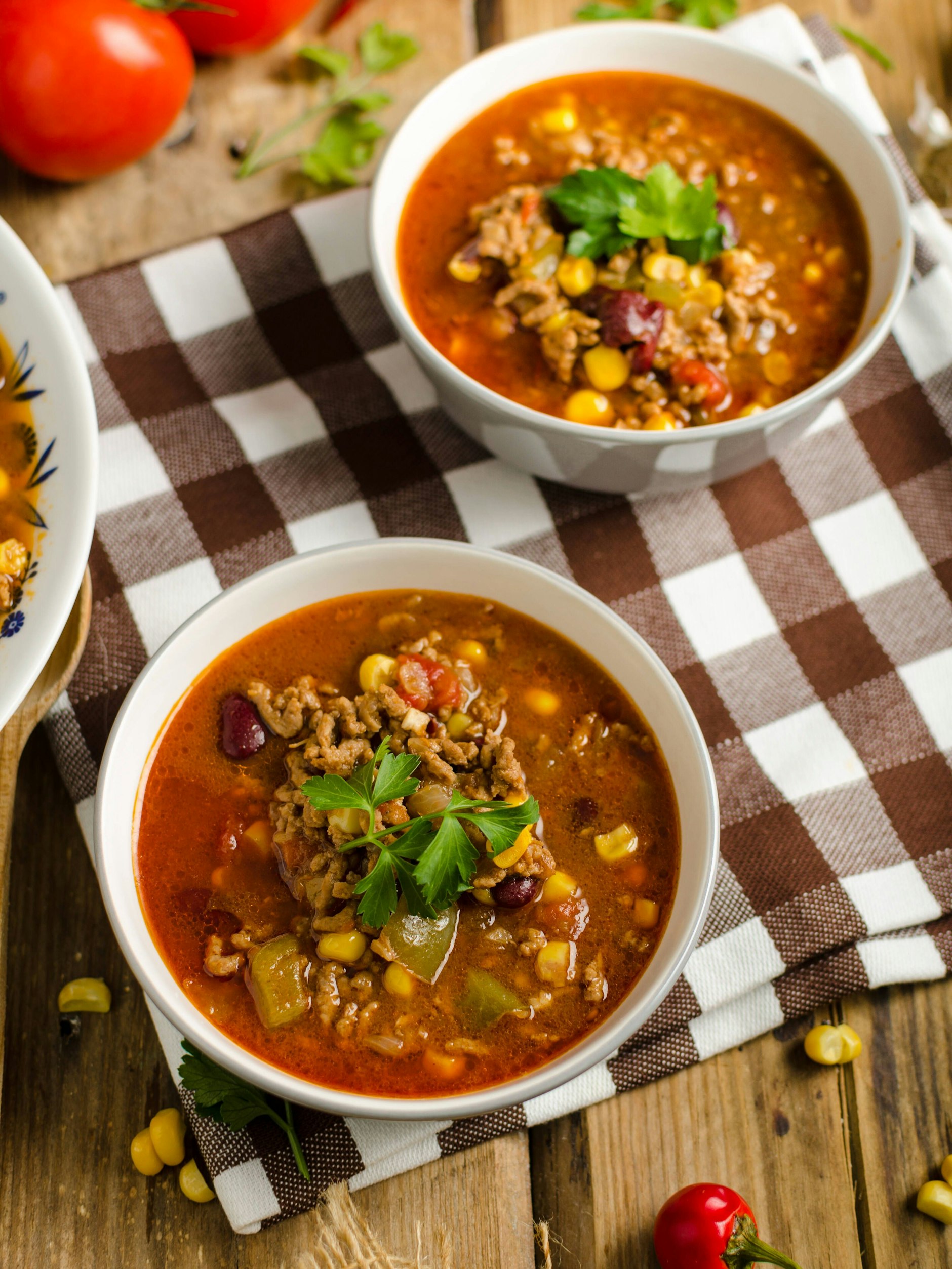 Würzig, deftig, lecker! Mit diesem Rezept zaubern Sie ein einfaches Chili con Carne ganz ohne Tüten und Zaubermittel aus dem Supermarkt.