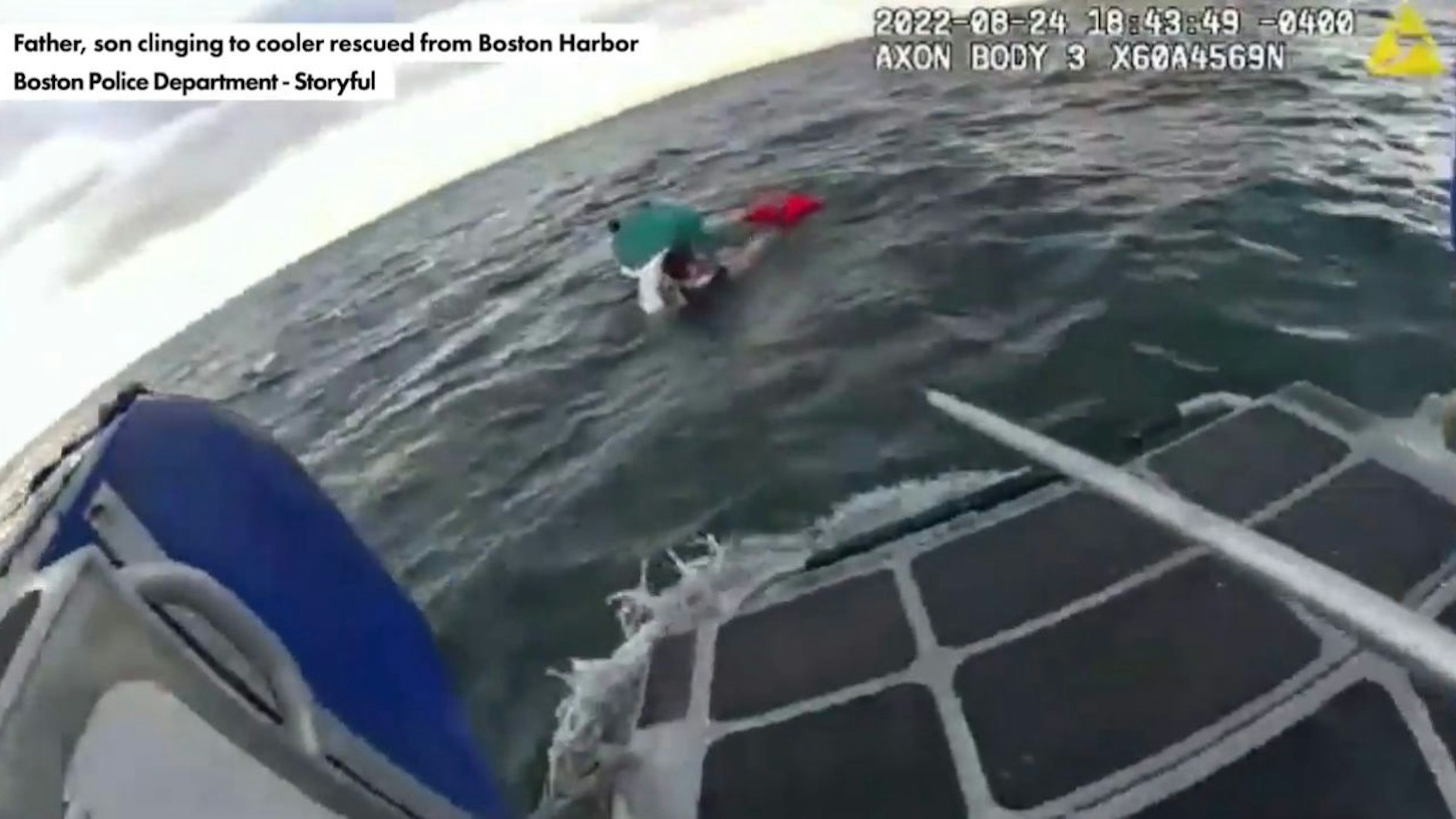 Die beiden Fischer, Vater und Sohn, hatten sich an eine Kühlbox geklammert.