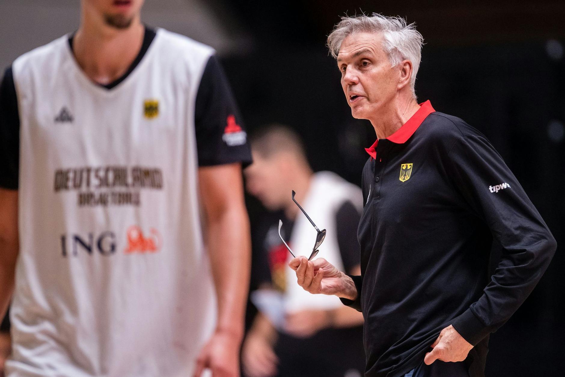 Bundestrainer Gordon Herbert verfolgt das Training der Basketball-Nationalmannschaft.
