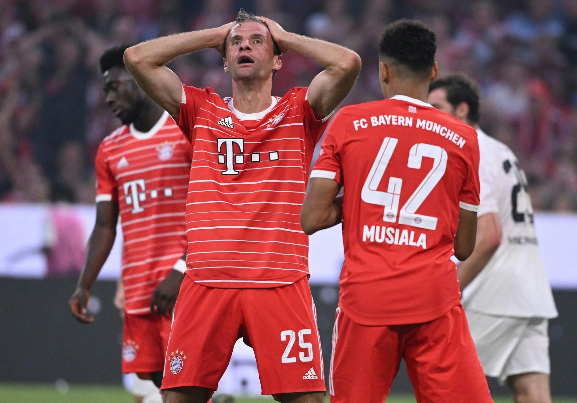 Die Spieler von Bayern München hadern mit einer ihrer vergebenen Torchancen: Thomas Müller rauft sich die Haare.