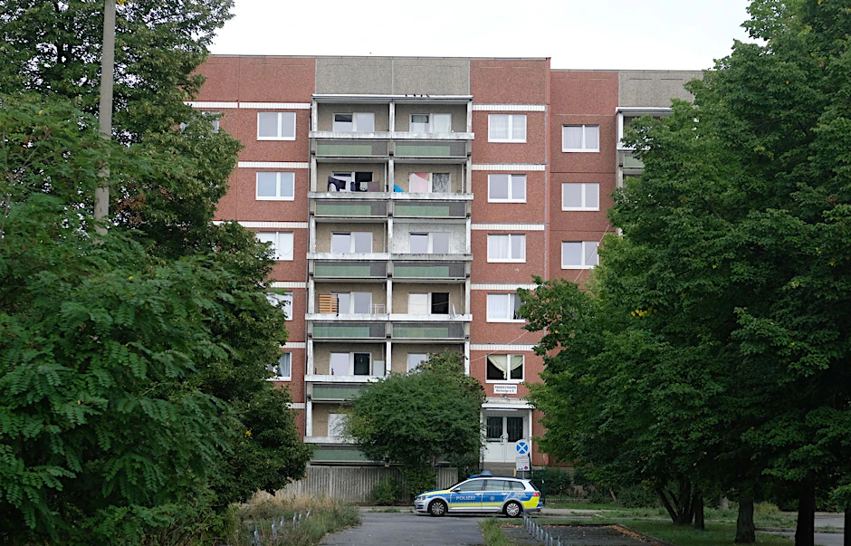Ein Funkwagen der Polizei vor der Flüchtlingsunterkunft in Leipzig
