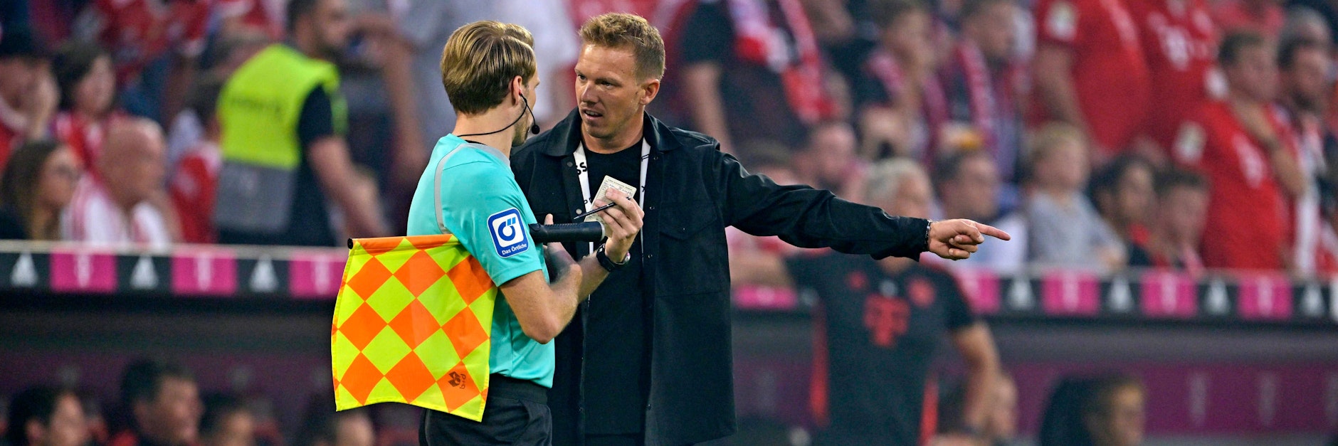 Bayern-Trainer Julian Nagelsmann (35) kassierte gegen Borussia Mönchengladbach bereits die zweite Gelbe Karte in der noch jungen Saison.