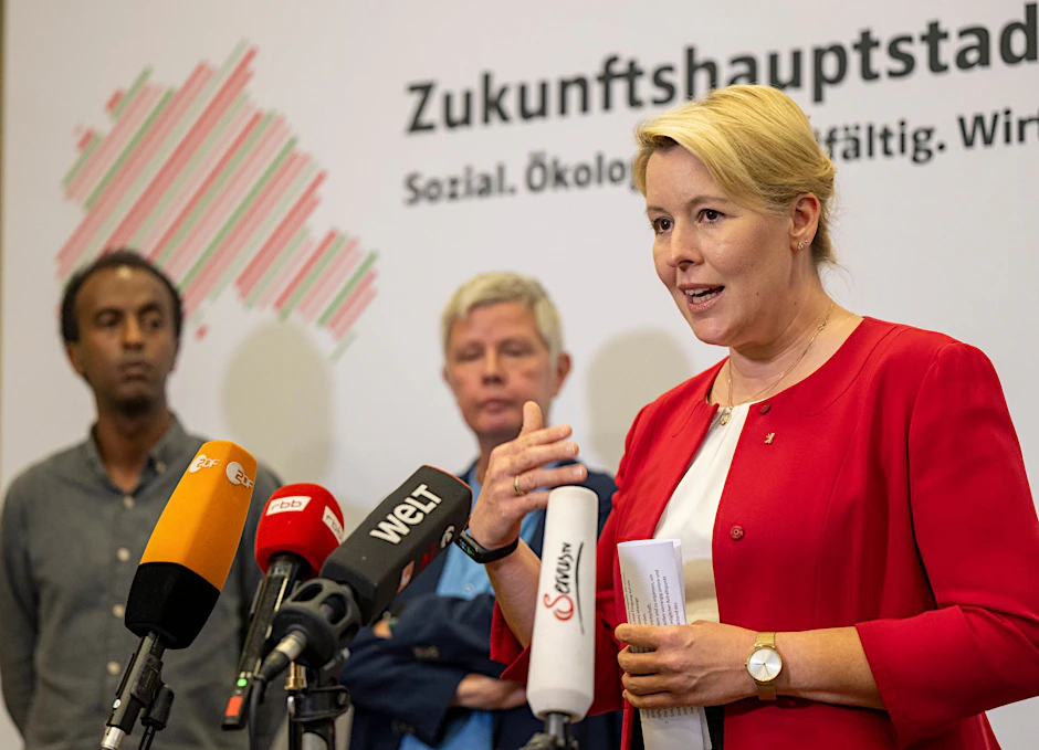 Franziska Giffey (r), Regierende Bürgermeisterin von Berlin gibt ein Pressestatement.  