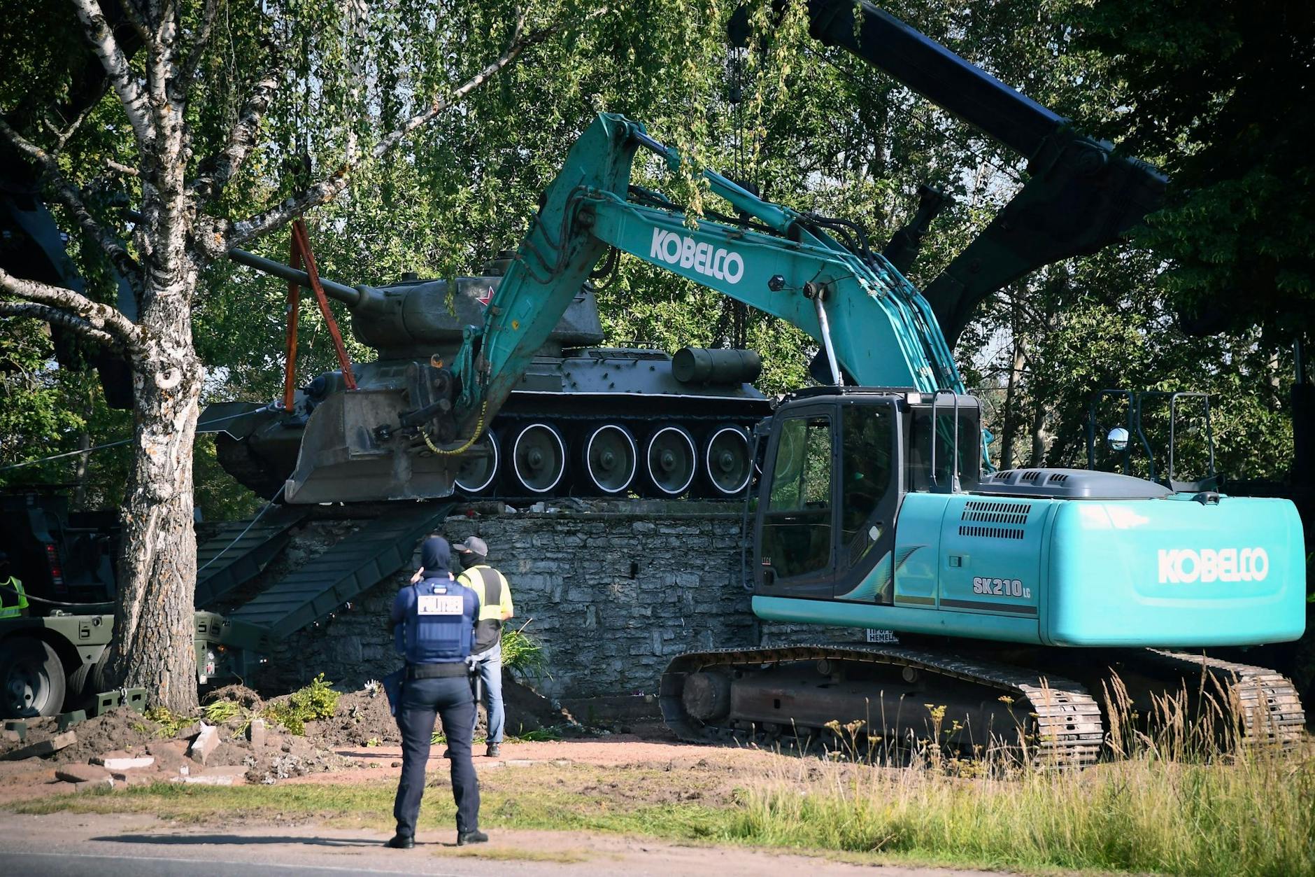 Arbeiter entfernen einen sowjetischen Panzer vom Typ T-34, der als Denkmal in Narva in Estland aufgestellt wurde. Der Premierminister begründete die Demontage damit, dass das Denkmal eine Gefahr für die öffentliche Ordnung darstelle.
