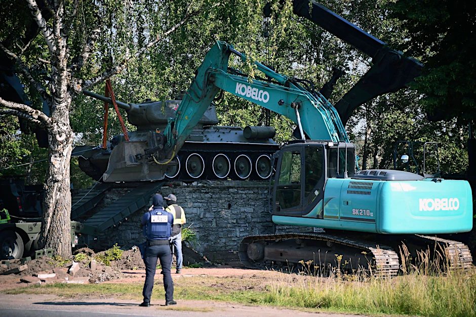 Arbeiter entfernen einen sowjetischen Panzer vom Typ T-34, der als Denkmal in Narva in Estland aufgestellt wurde. Der Premierminister begründete die Demontage damit, dass das Denkmal eine Gefahr für die öffentliche Ordnung darstelle.  