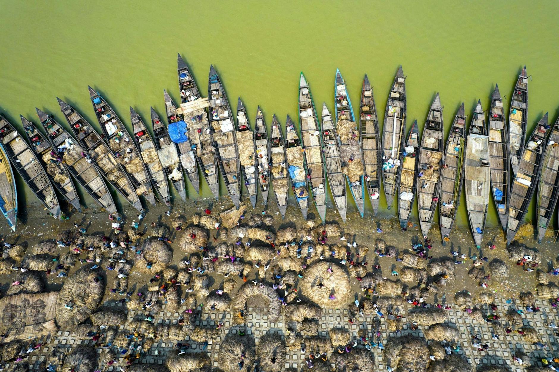 Bangladeschs größter Jutemarkt von oben. Die Bauern der umliegenden Dörfer kommen in Booten, um ihre Jute an zwei Tagen in der Woche zu verkaufen. /dpa