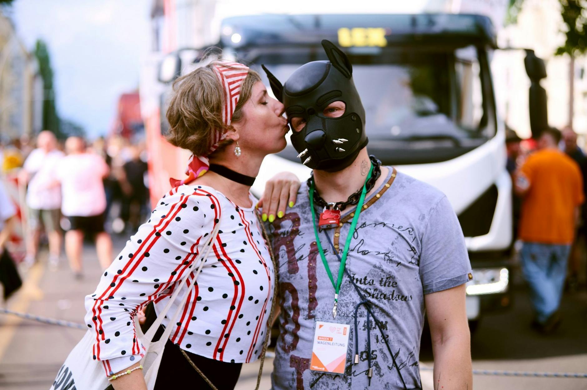 Menschen küssen sich während der Technoparade «Zug der Liebe» in Berlin. Die Parade ist als Demonstration für mehr soziales Engagement gedacht. Die Veranstalter wollen unter dem Motto «Sichtbar machen» auf zahlreiche gemeinnützige Initiativen aufmerksam machen.