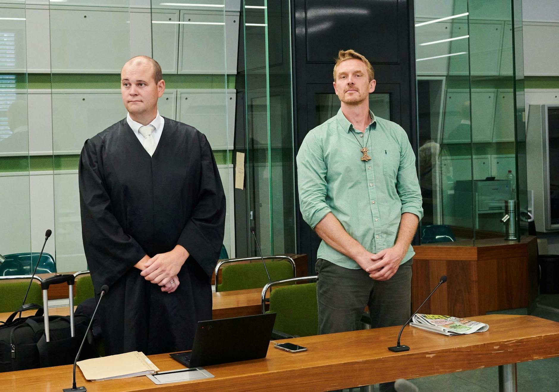 Der Videoblogger Nikolai Nerling (r) steht neben seinem Rechtsanwalt Andreas Wölfel im Gerichtssaal.