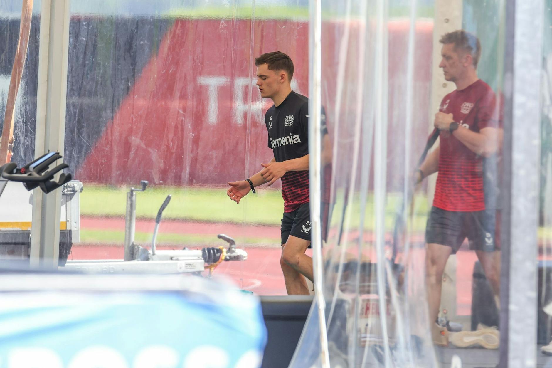ARCHIV - Florian Wirtz arbeitet mit einem Athletiktrainer am Comeback bei den Leverkusenern