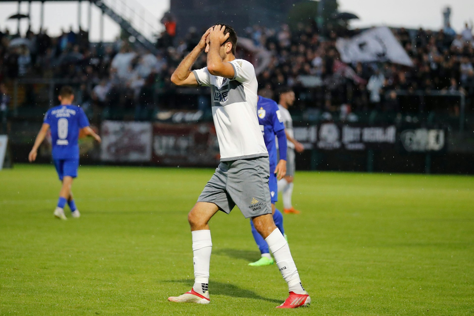 BFC-Star Christian Beck schlägt die Hände über dem Kopf zusammen. Wieder eine Torchance vergeben. Im Sturm steckt der Wurm bei Dynamo.