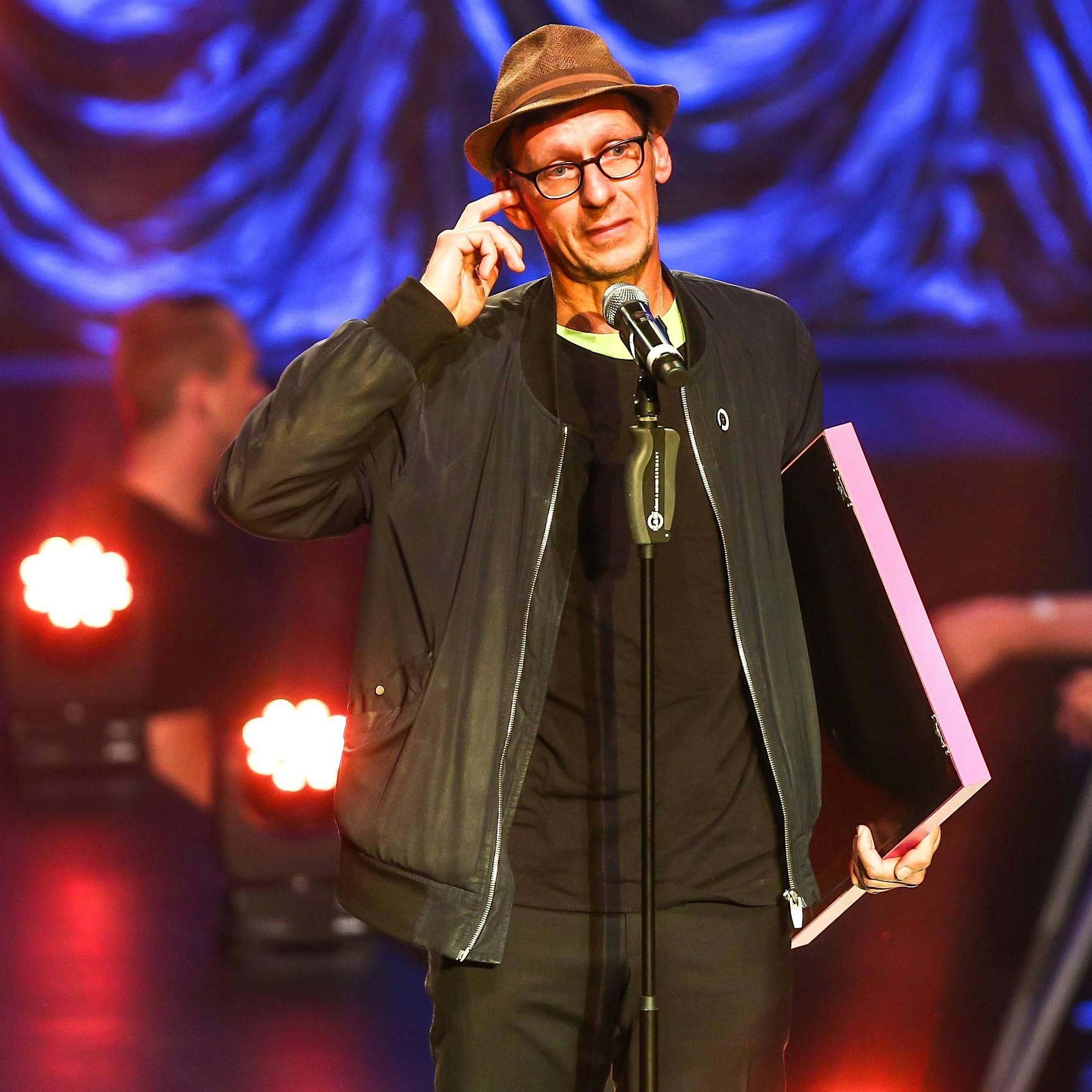 Christian „Flake“ Lorenz von Rammstein: Er spricht über „homoerotische Erfahrungen“ der Rocker – und kritisiert die rückständige BRD!