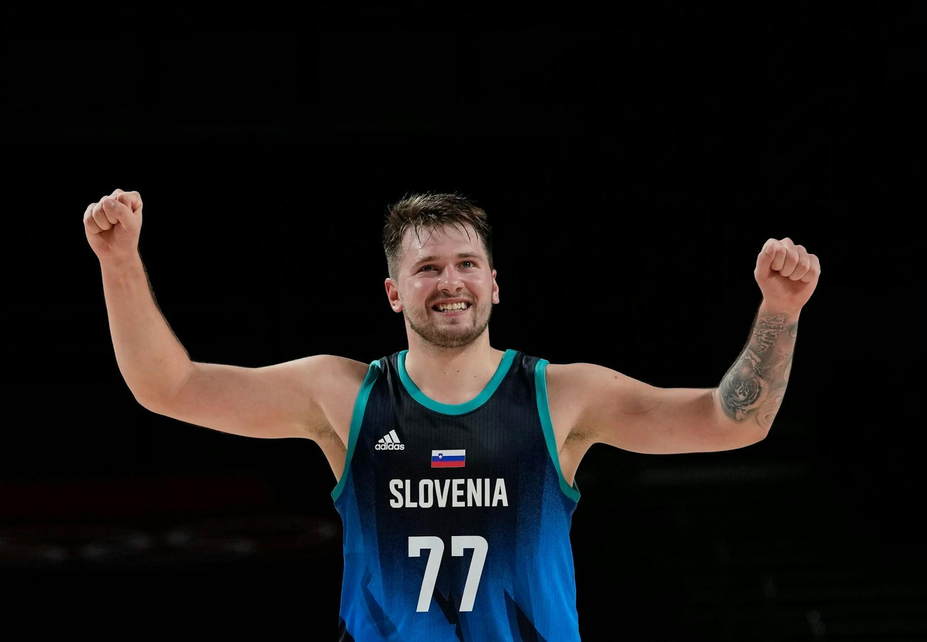 ARCHIV - Sloweniens Basketball-Star Luka Doncic jubelt.