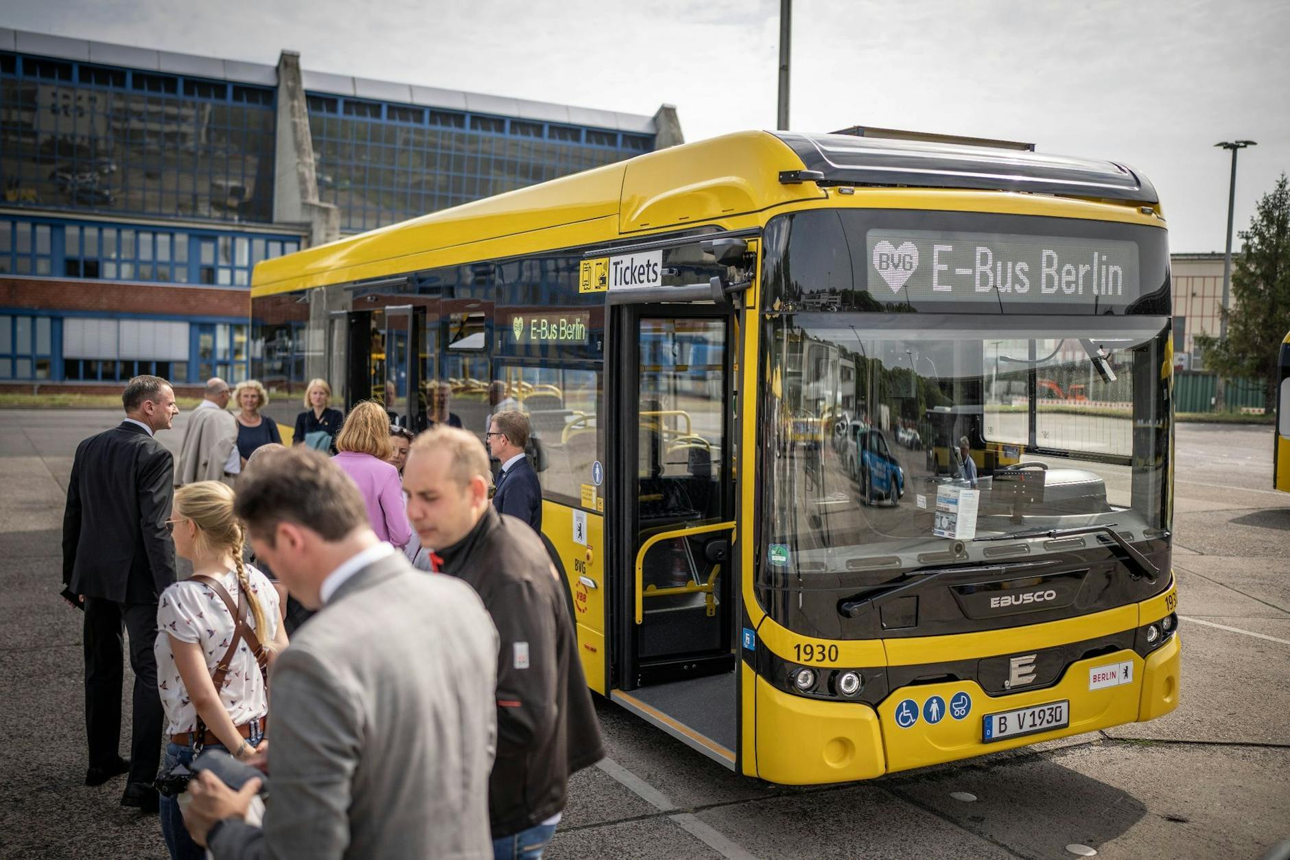 Blick auf einen neuen Elektrobus des Niederländischen Herstellers Ebusco.