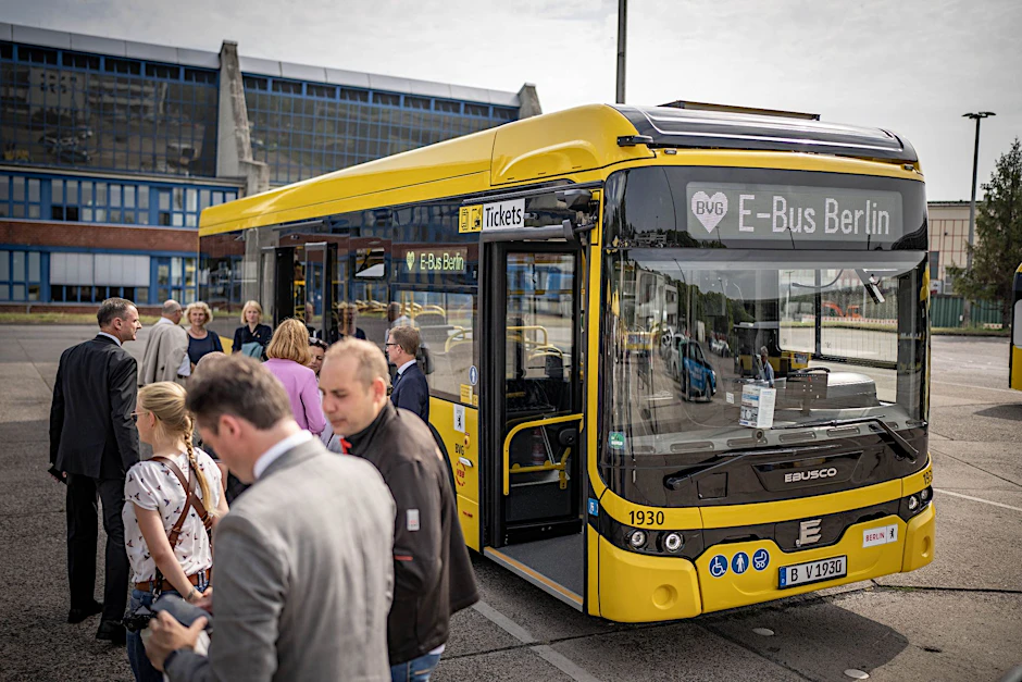Blick auf einen neuen Elektrobus des Niederländischen Herstellers Ebusco.  