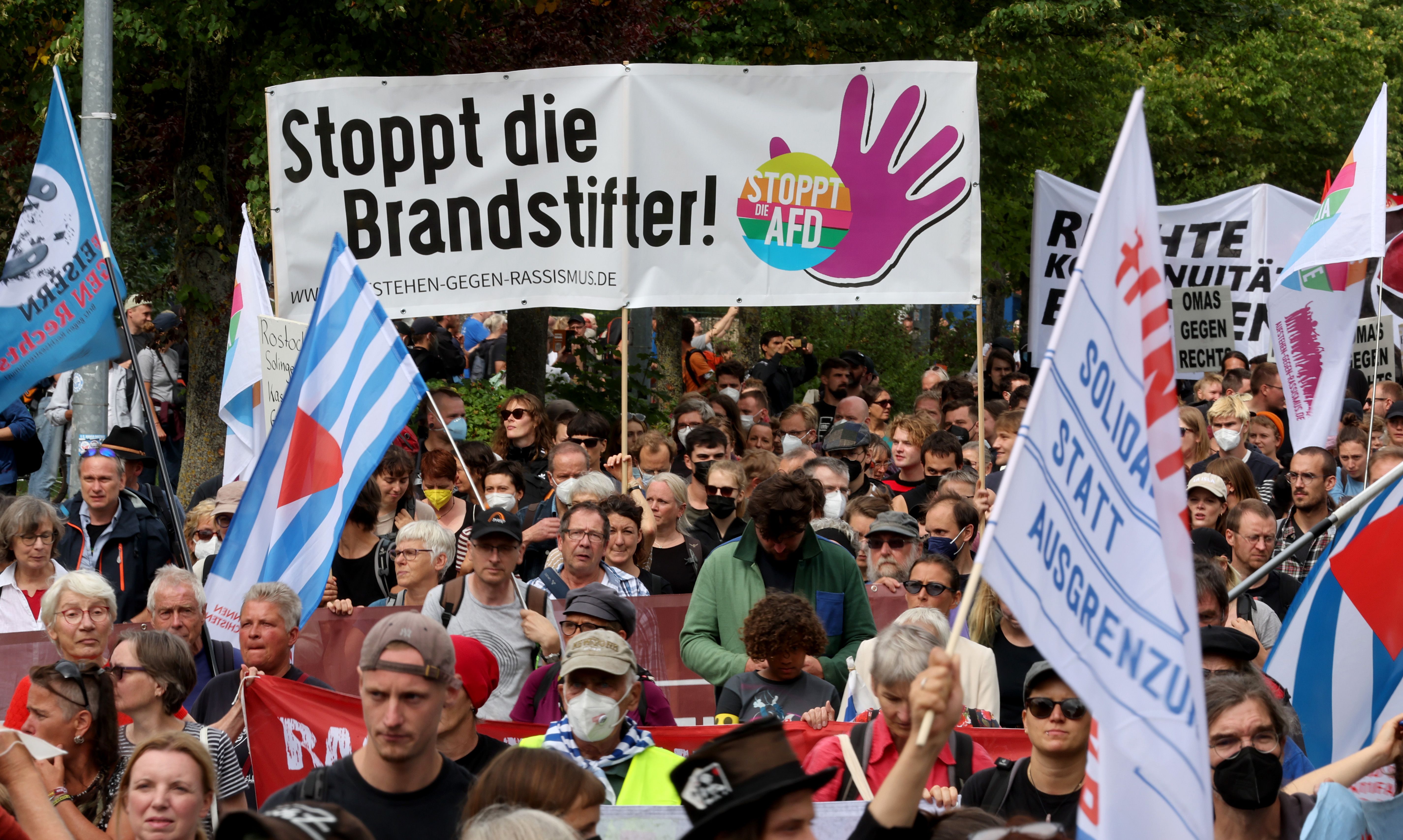 30 Jahre rassistischer Terror von Lichtenhagen: Tausende demonstrieren friedlich in Rostock