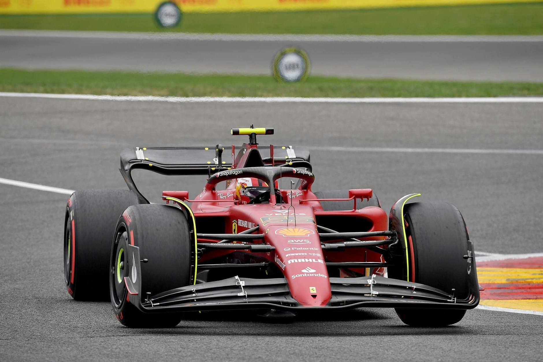 Wird von Startplatz eins aus ins Rennen zum Grand Prix von Belgien gehen: Carlos Sainz vom Team Ferrari.