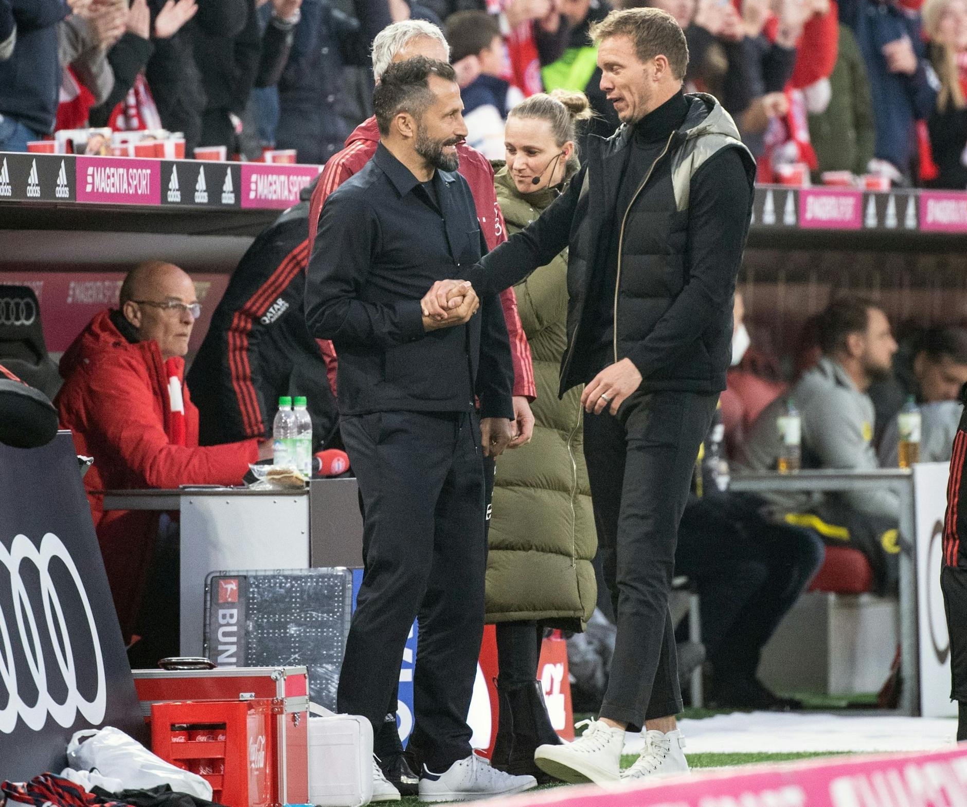 ARCHIV - Sportdirektor Hasan Salihamidzic (l) lobt die Arbeit von Trainer Julian Nagelsmann.