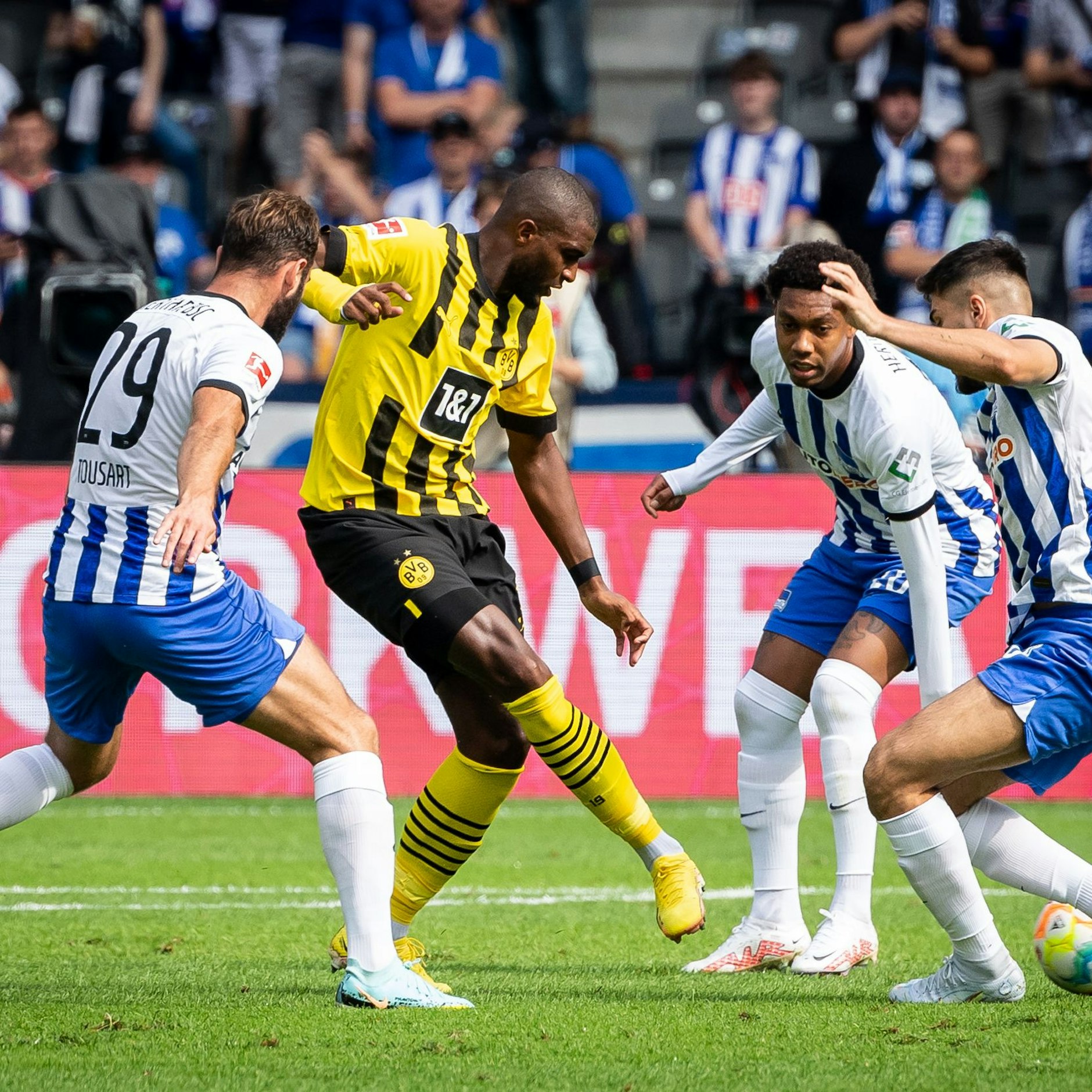 Herthas Lucas Tousart, Jean-Paul Boetius und Suat Serdar (v. l.) versuchen gemeinsam Dortmunds Anthony Modeste zu stoppen.