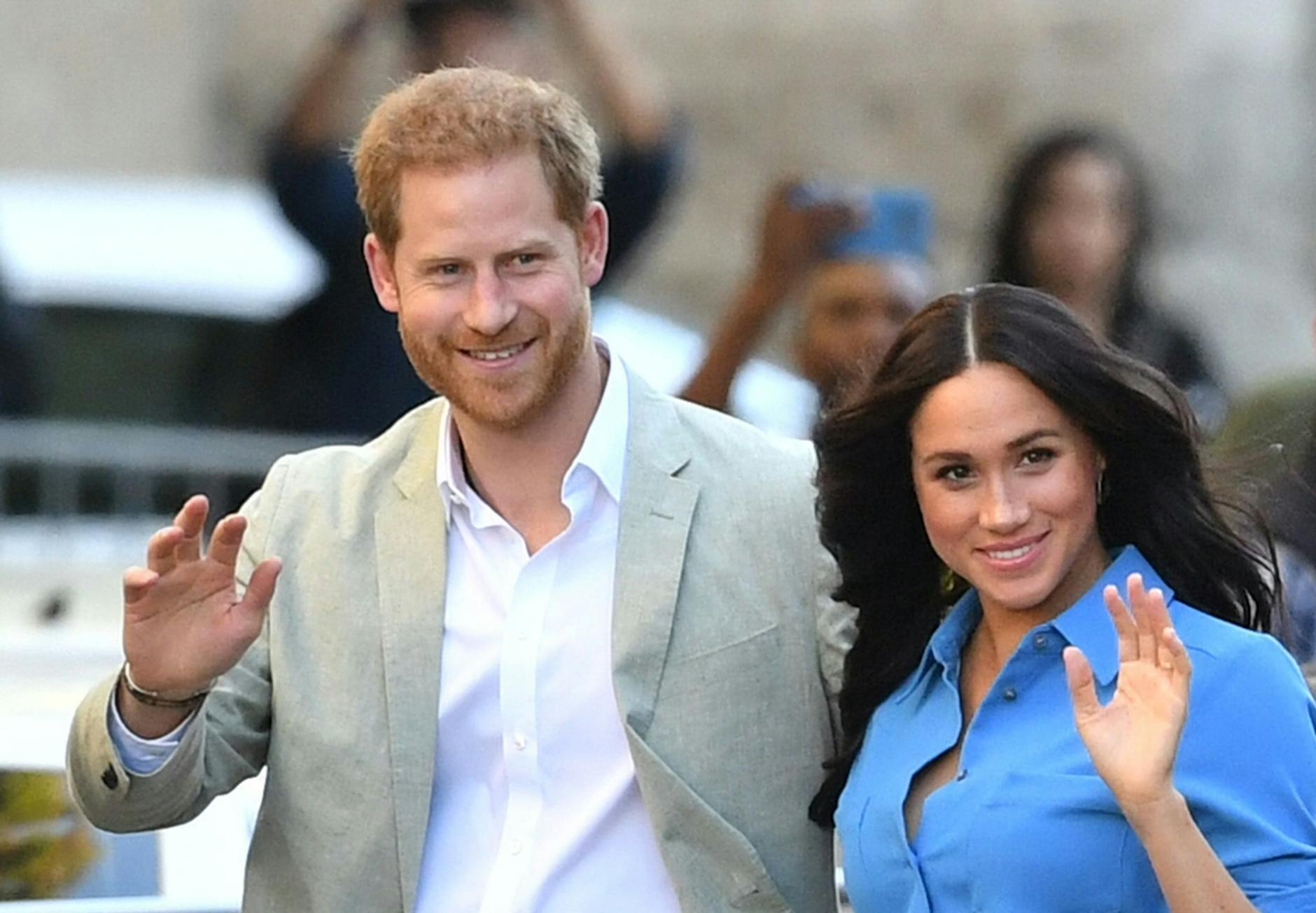 ARCHIV - Prinz Harry und seine Frau Meghan 2019 in Kapstadt.