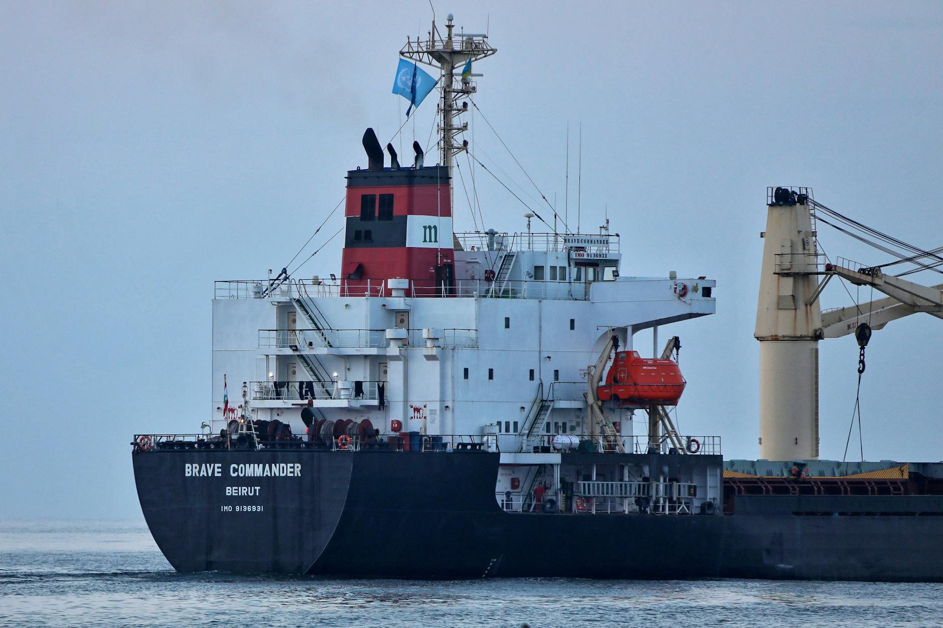 Der Frachter Brave Commander verlässt mit ukrainischem Getreide den Hafen bei Odessa. Neben der Schwarzmeer-Route werden Lebensmittel zunehmend über die Donau verschifft. 