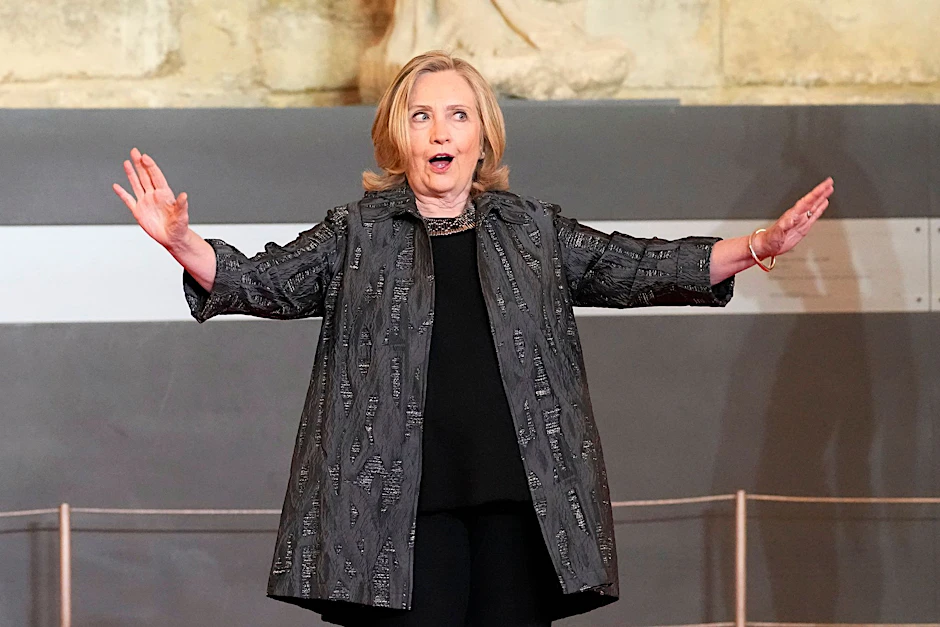 ARCHIV - Bei einem Wissenstest mit Jura-Fragen hat Hillary Clinton (Bild) gegen Kim Kardashian verloren.  