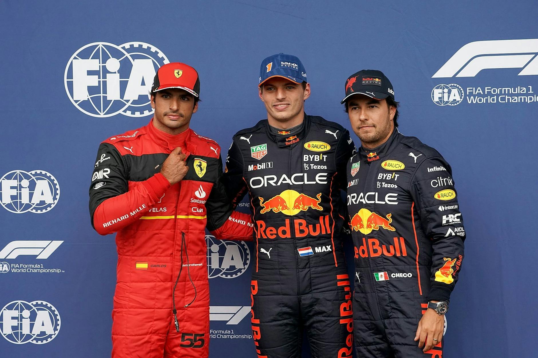 Die Schnellsten: Carlos Sainz (l-r), Max Verstappen und Sergio Perez stehen nach der Qualifikation zusammen.