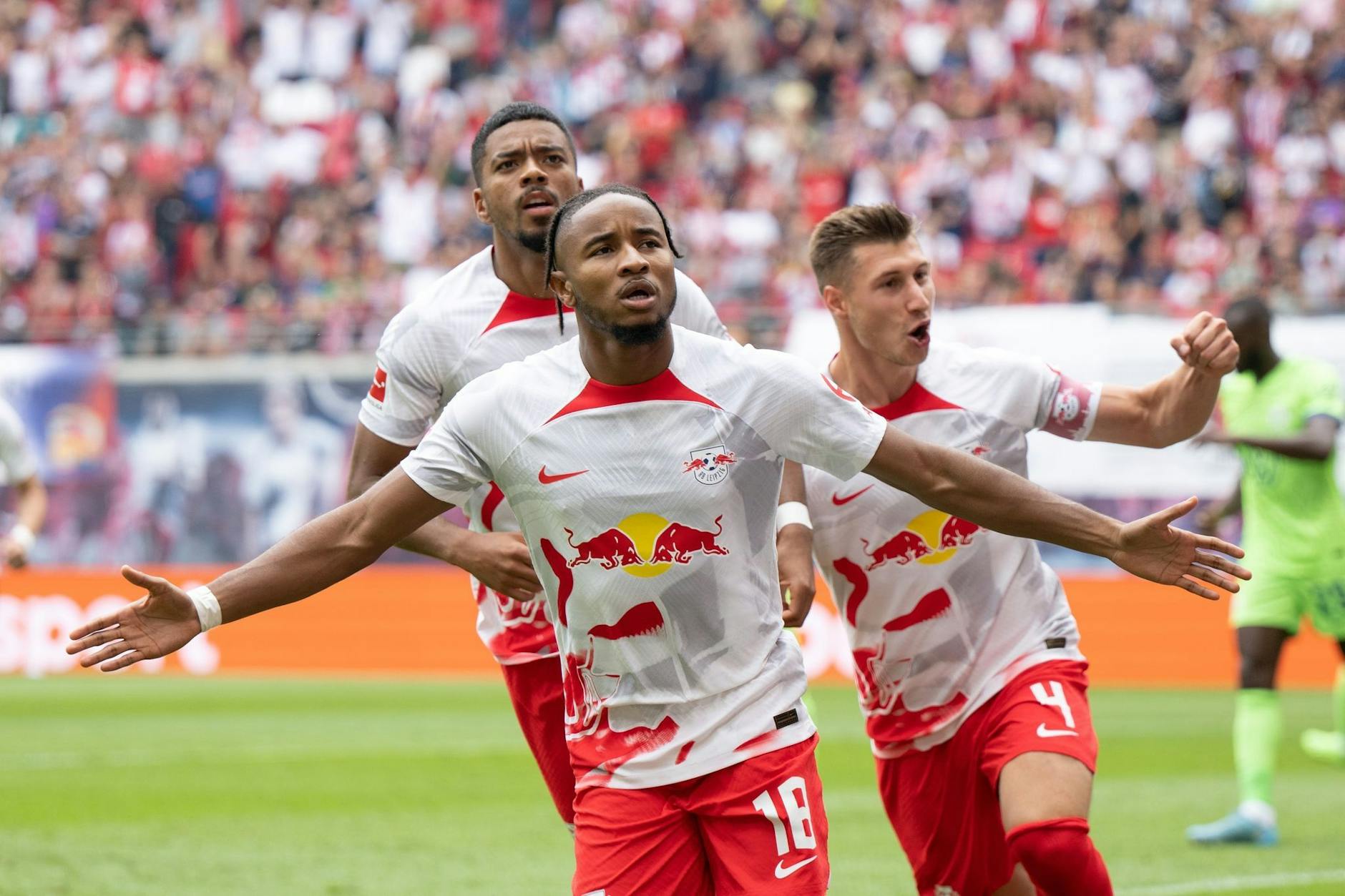 Leipzigs Christopher Nkunku (M) jubelt nach seinem Tor zum 1:0 mit den Mitspielern Benjamin Henrichs (l) und Willi Orban. - Nutzung nur nach schriftlicher Vereinbarung mit der dpa