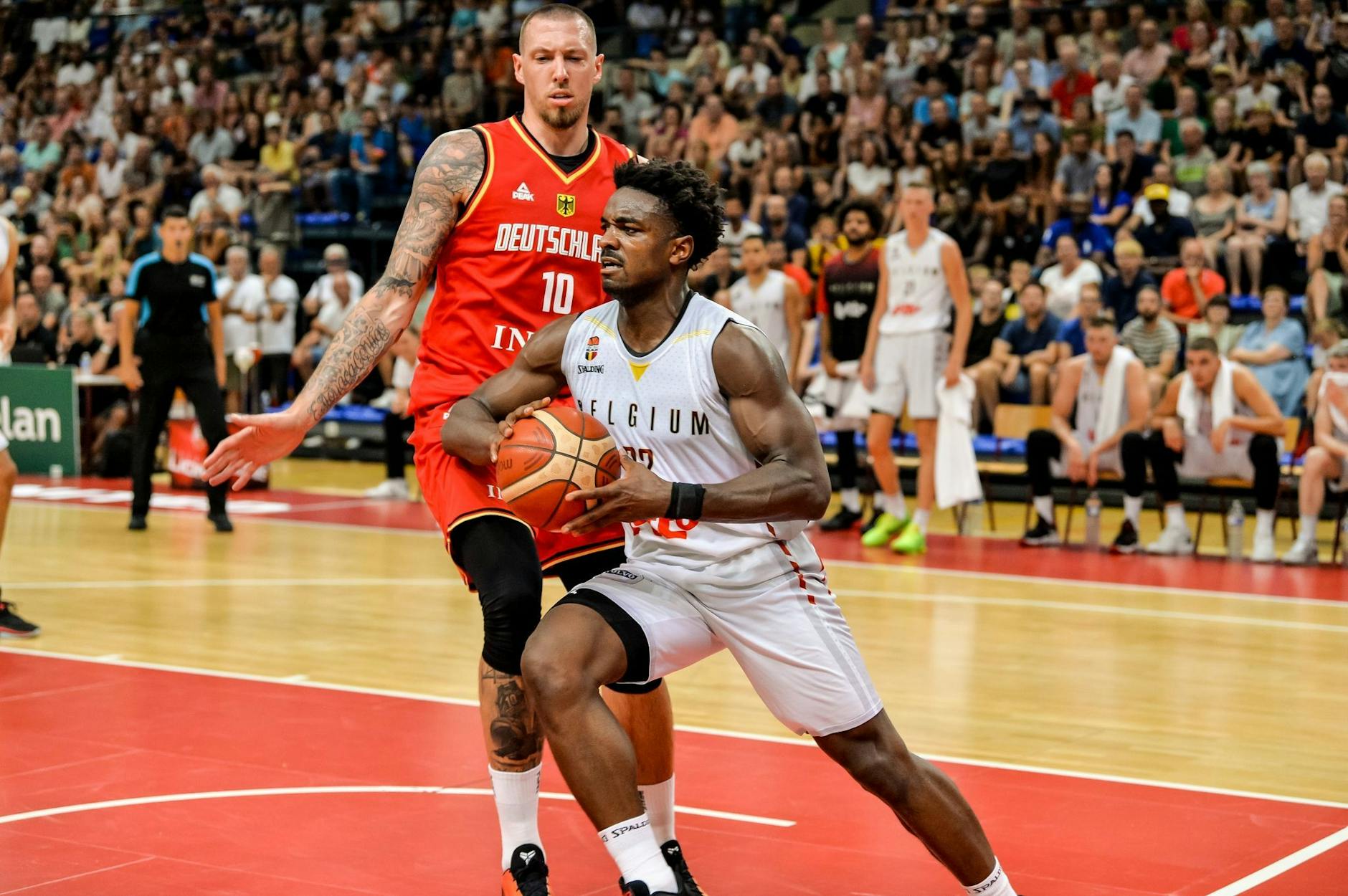 Daniel Theis (l) in Aktion gegen den Belgier Retin Obasohan.