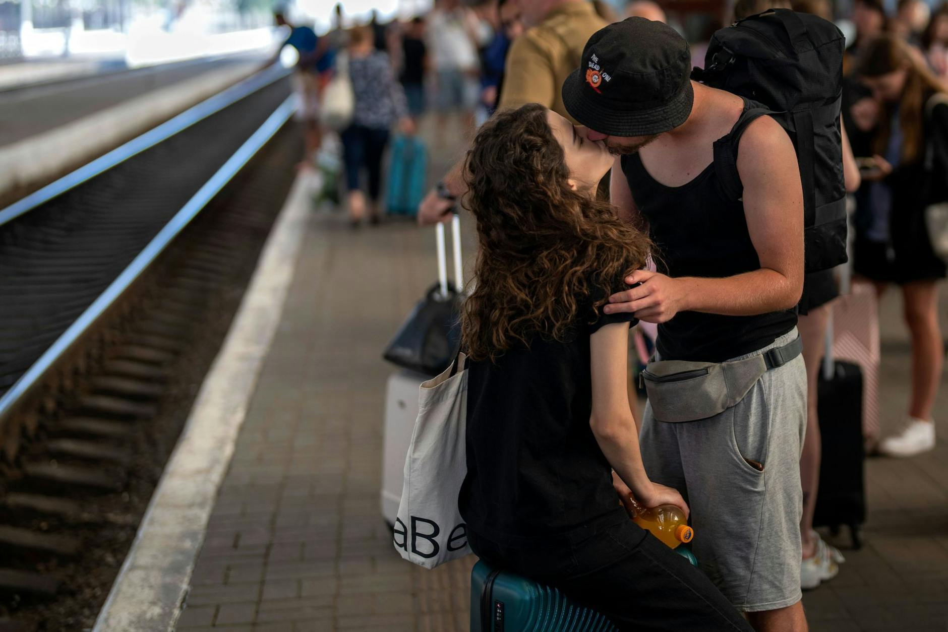 dpatopbilder - Davyd küsst seine Freundin Olha am Bahnhof in Lwiw, nachdem er sie nach einer mehr als dreimonatigen Trennung durch den Krieg wiedergetroffen hat.