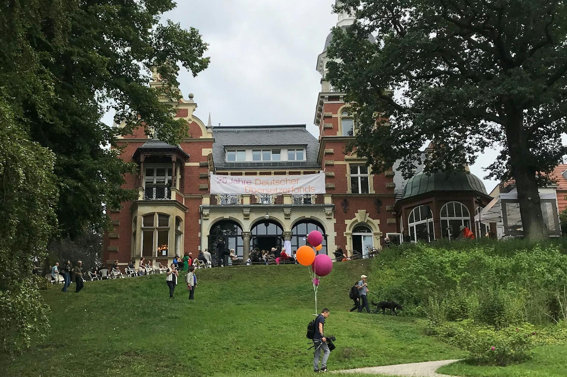 Zwischen Sommer und Herbst: Der Deutsche Übersetzerfonds feiert beim Literarischen Colloquium am Wannsee.