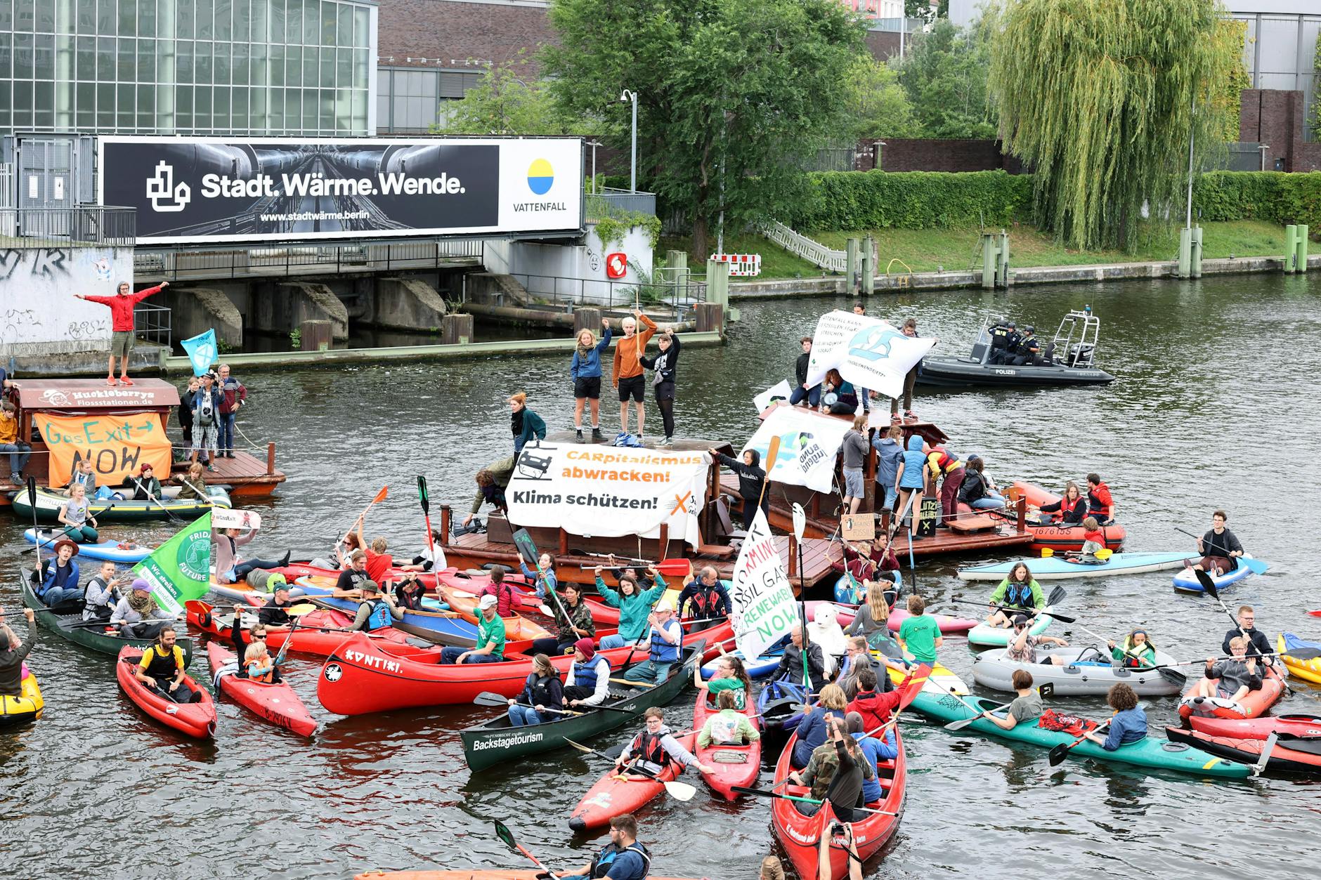 Berlin: Die BUNDjugend initiierte eine Paddeldemo auf der Spree.